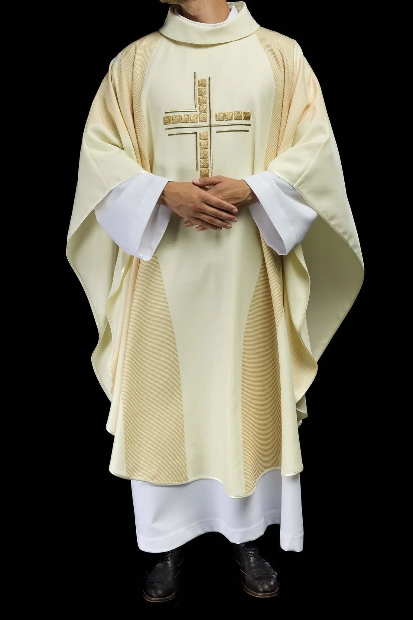 Chasuble in ecru with embroidered Cross