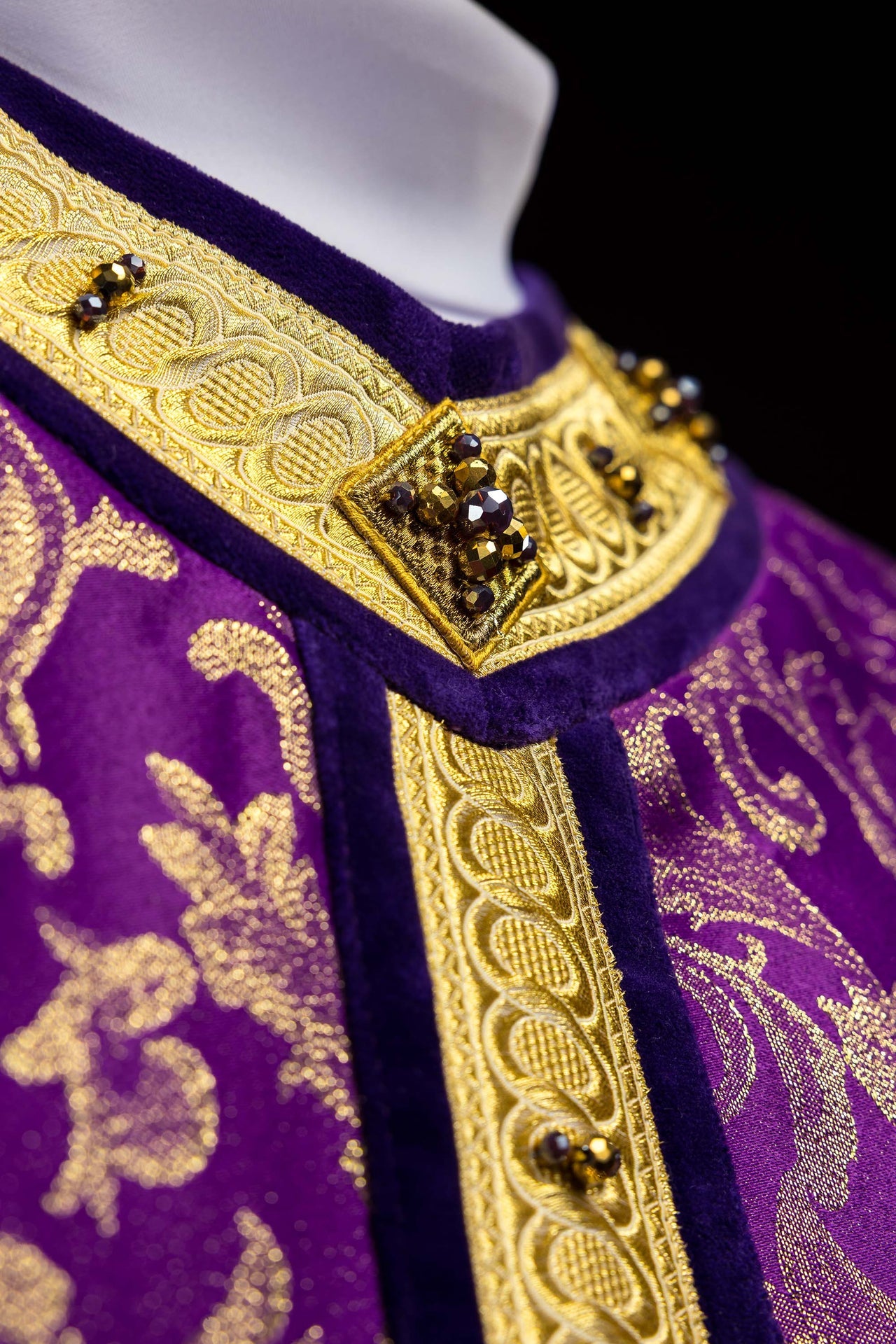 Ręcznie wykonany ornat z naturalnymi kamieniami Handmade 7003 - ORNATY.PL