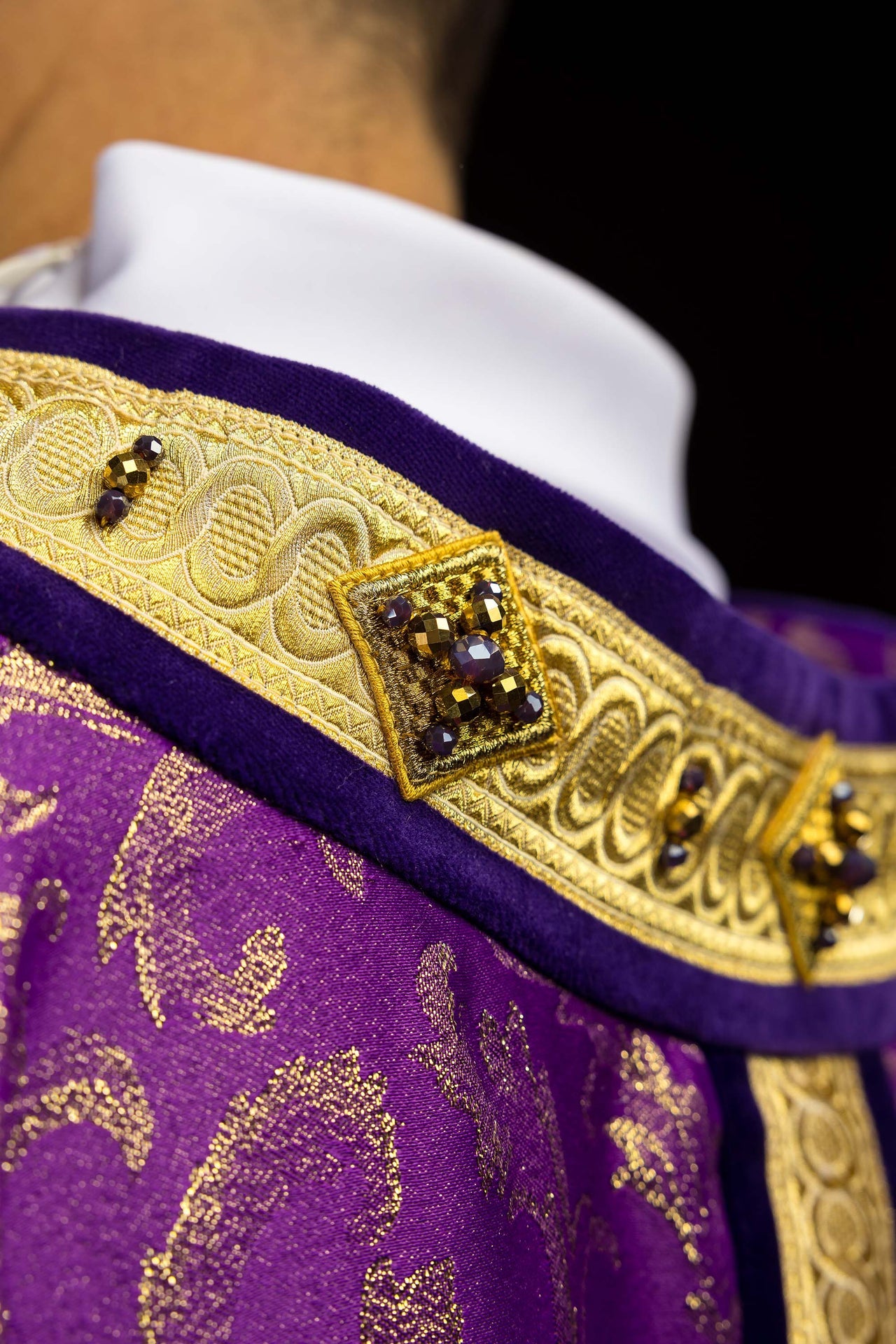 Ręcznie wykonany ornat z naturalnymi kamieniami Handmade 7003 - ORNATY.PL