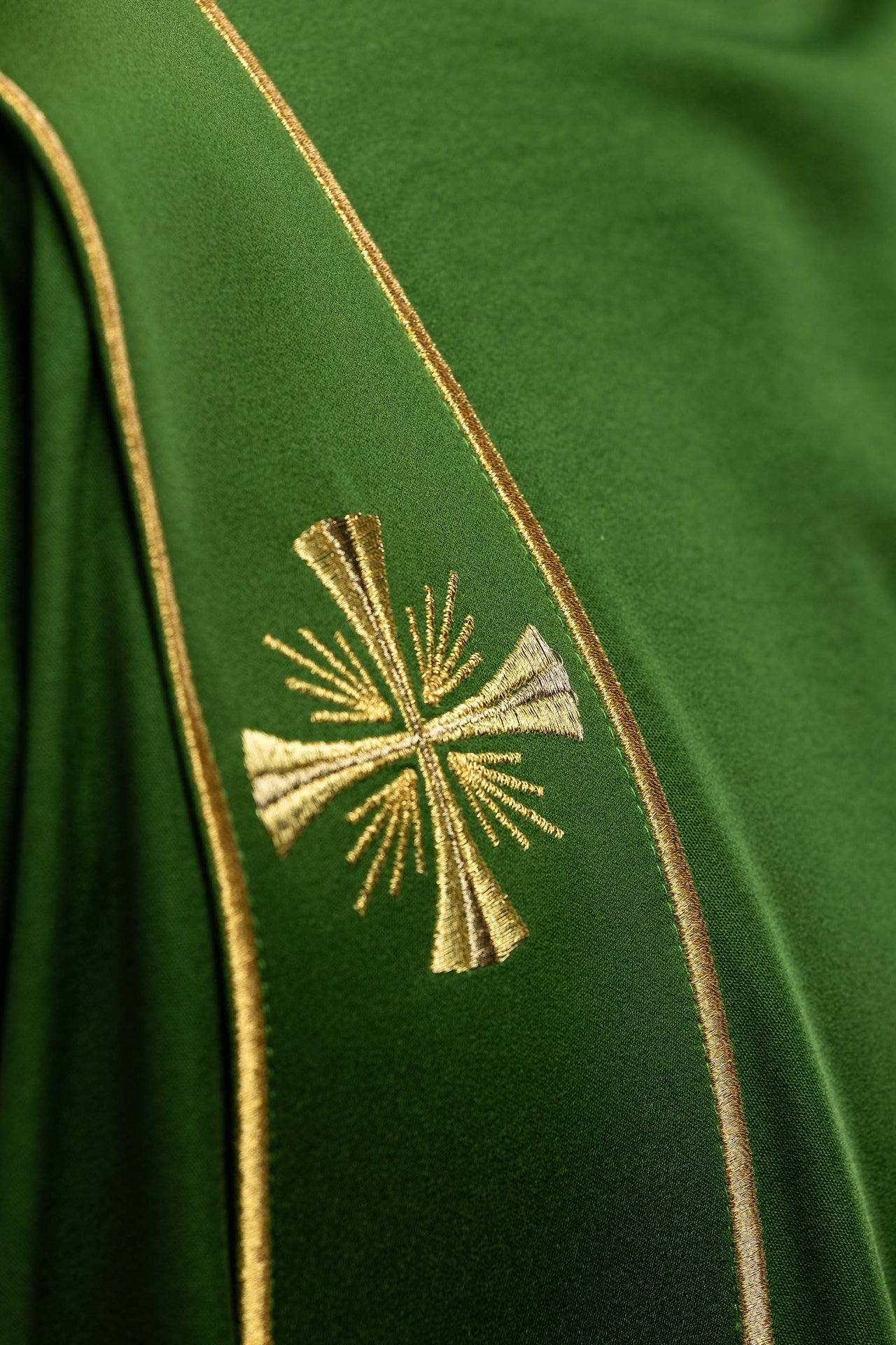 Dalmatyka z pasami i haftowanymi złotymi krzyżami zielona - ORNATY.PL