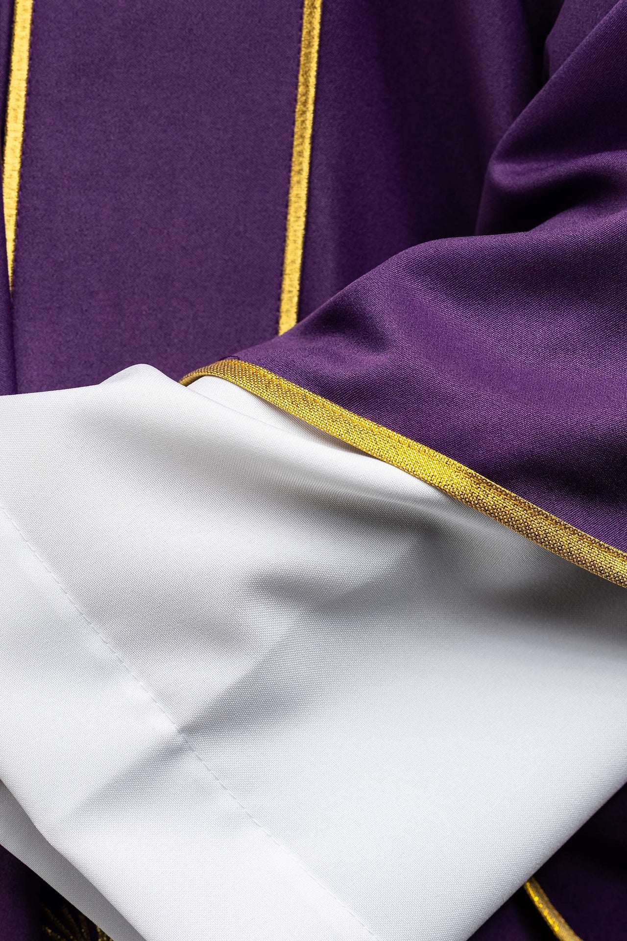 Dalmatyka z pasami i haftowanymi złotymi krzyżami fioletowa - ORNATY.PL