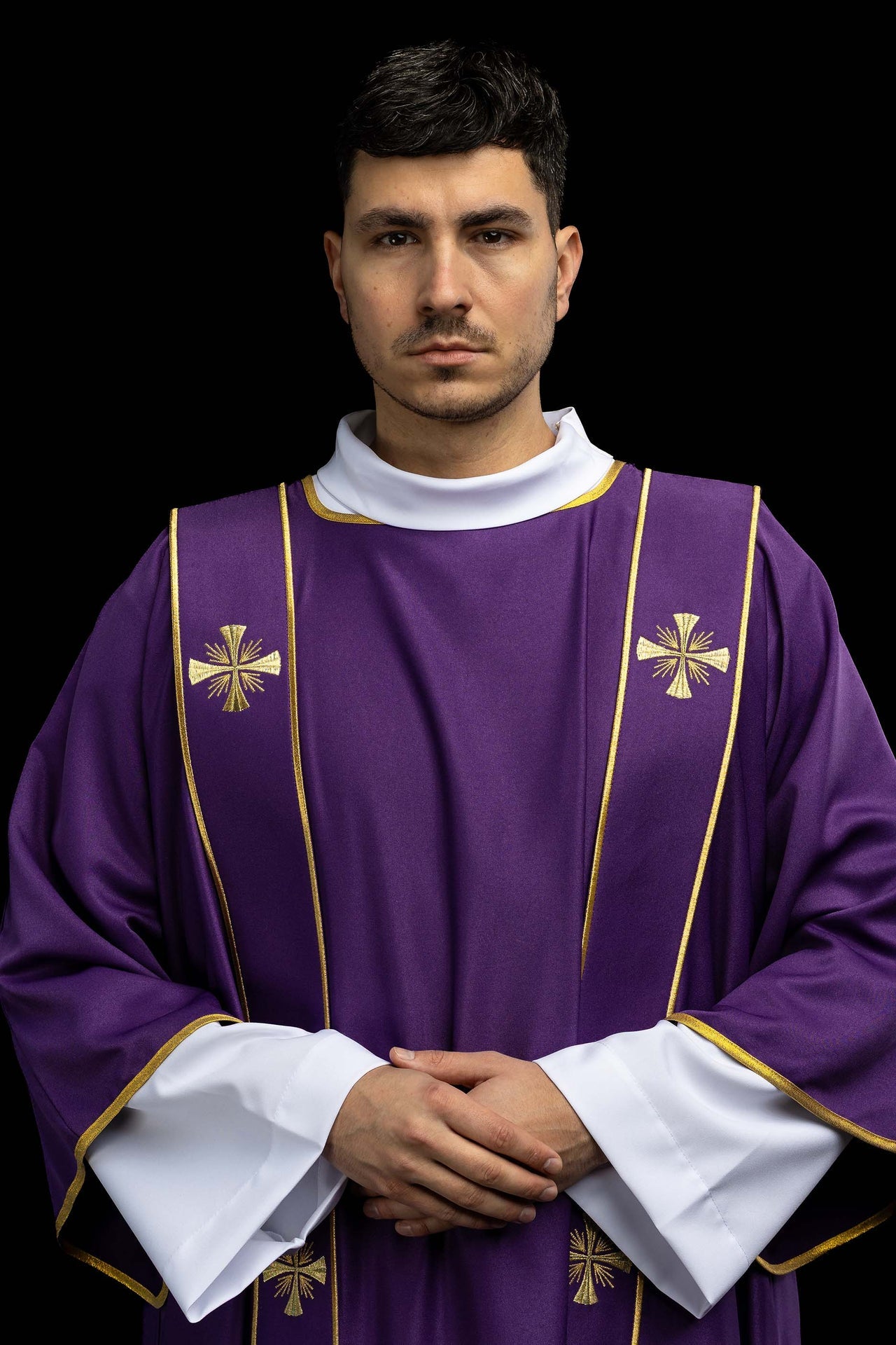 Dalmatyka z pasami i haftowanymi złotymi krzyżami fioletowa - ORNATY.PL