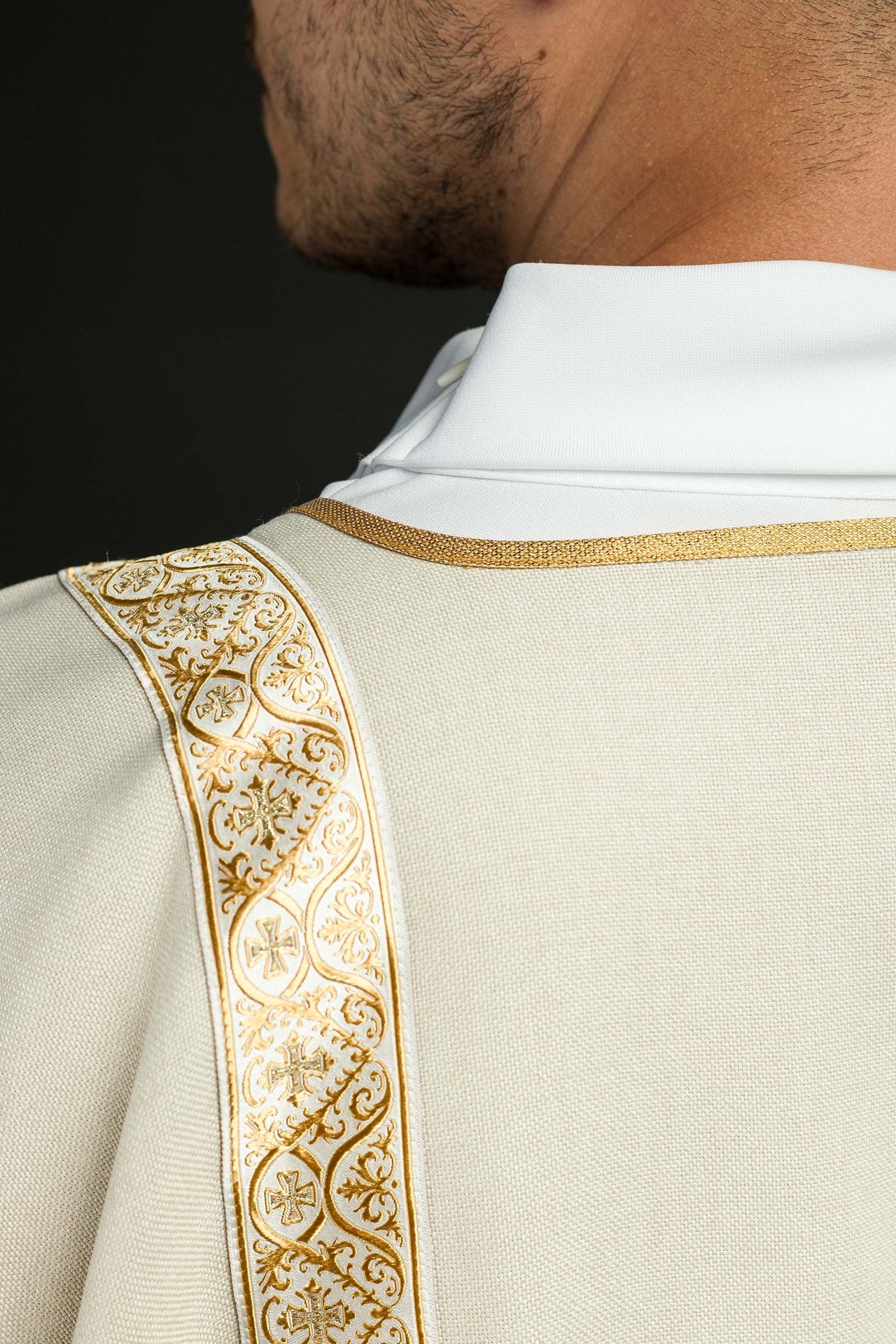 Dalmatyka ecru ozdobiona złotymi tasiemkami żakardowymi - ORNATY.PL