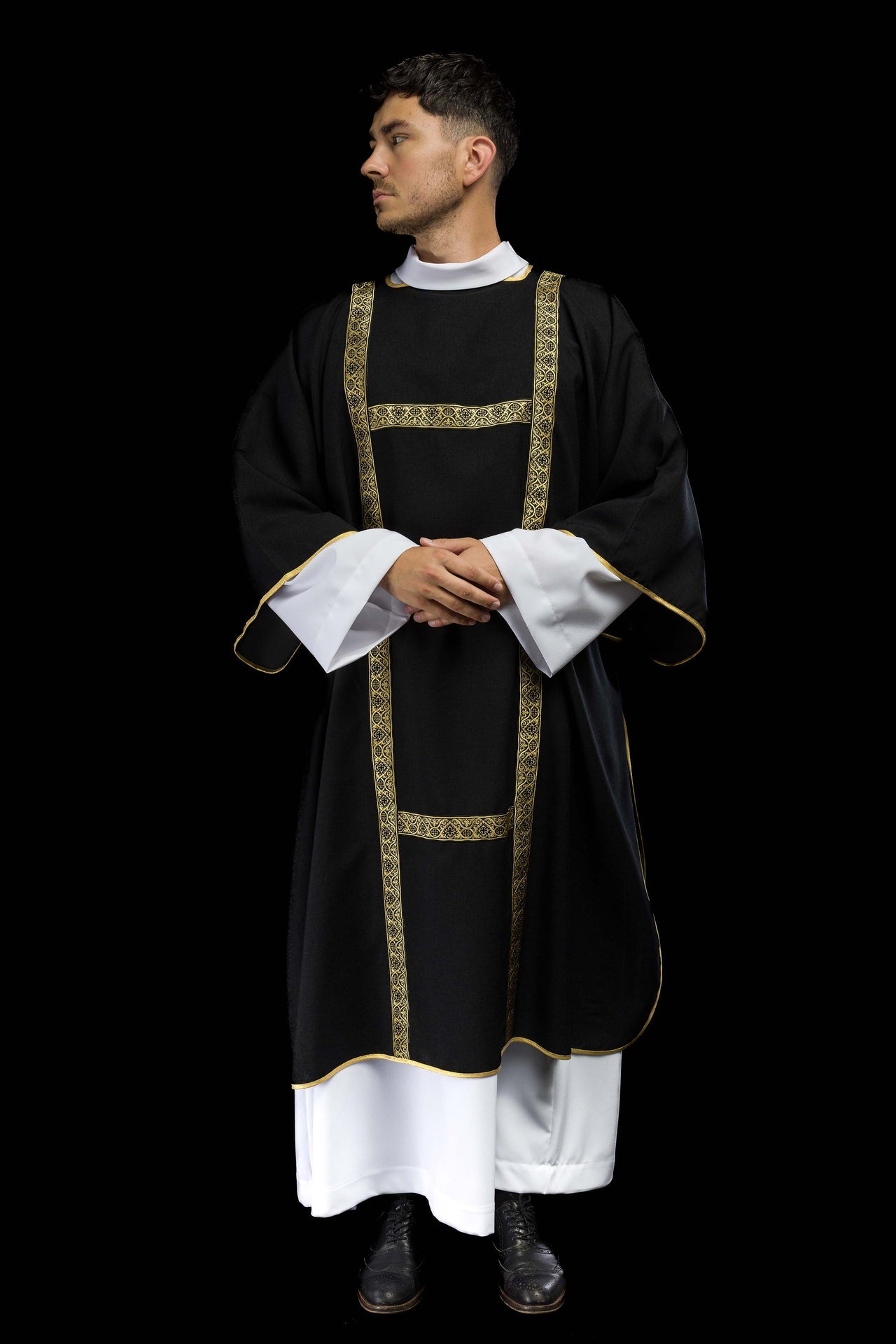 Dalmatyka czarna ozdobiona złotymi tasiemkami żakardowymi - ORNATY.PL