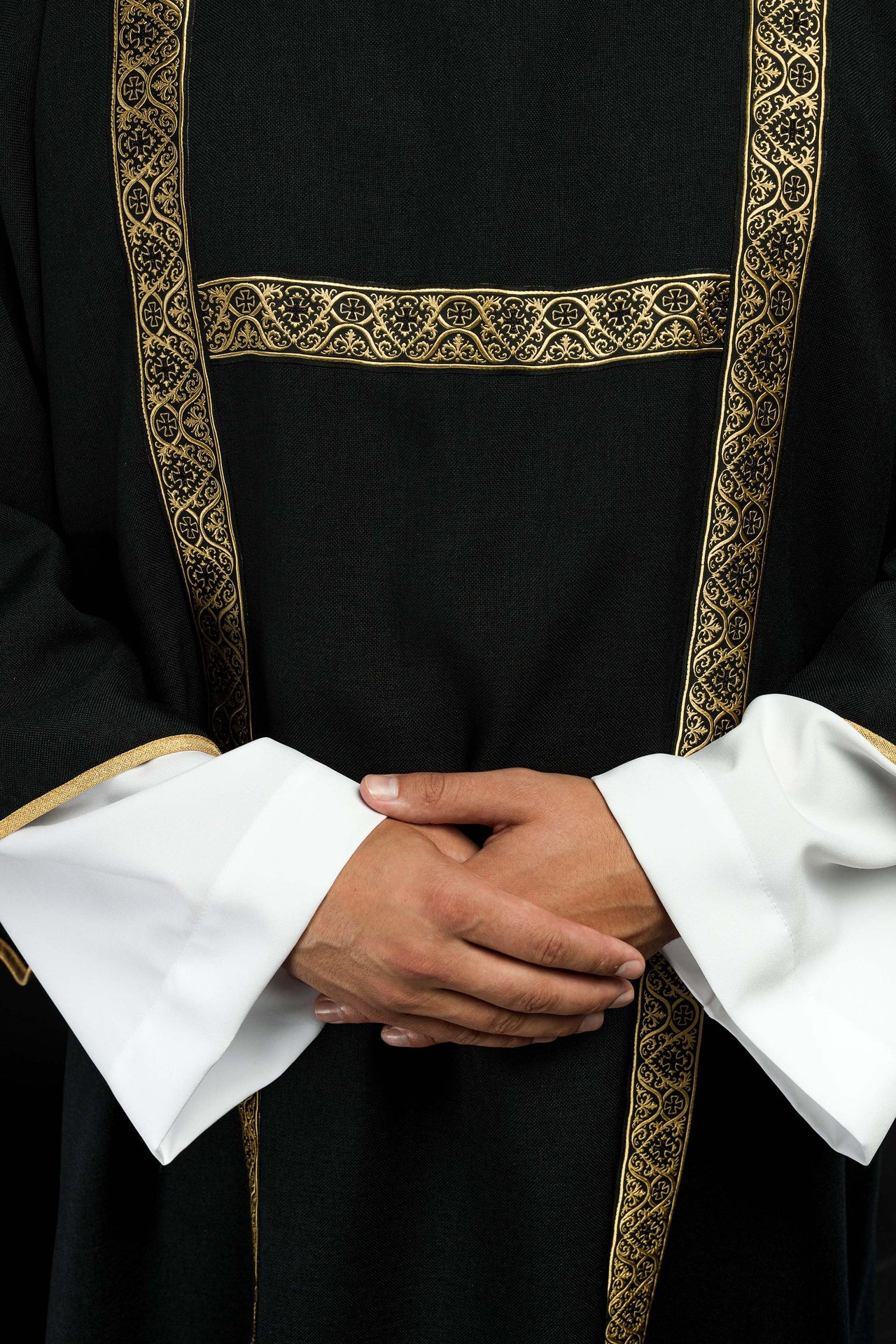 Dalmatyka czarna ozdobiona złotymi tasiemkami żakardowymi - ORNATY.PL