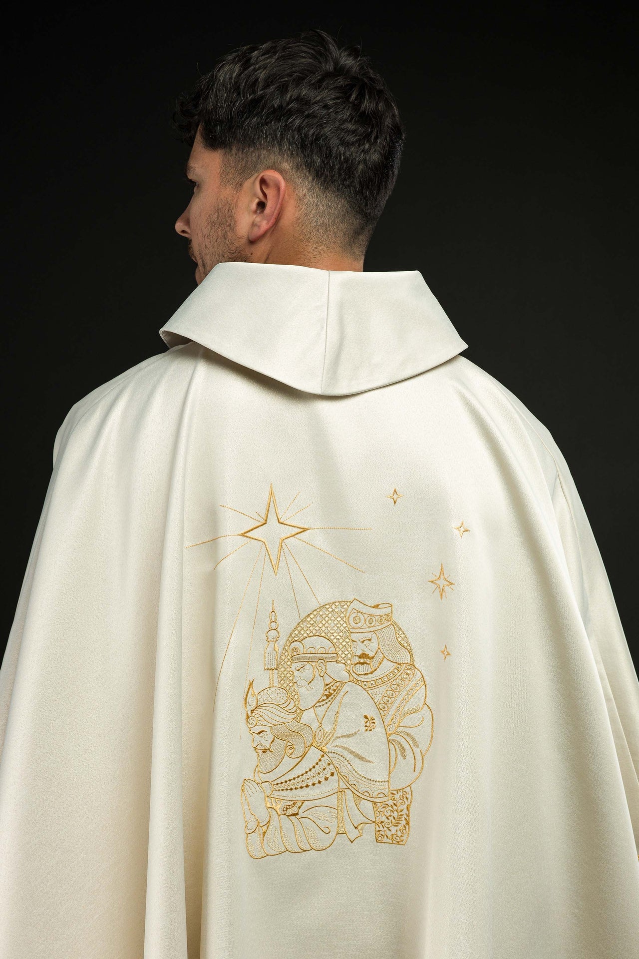 Ornat błyszczący z złotym haftem i wizerunkiem Trzech Króli - ORNATY.PL