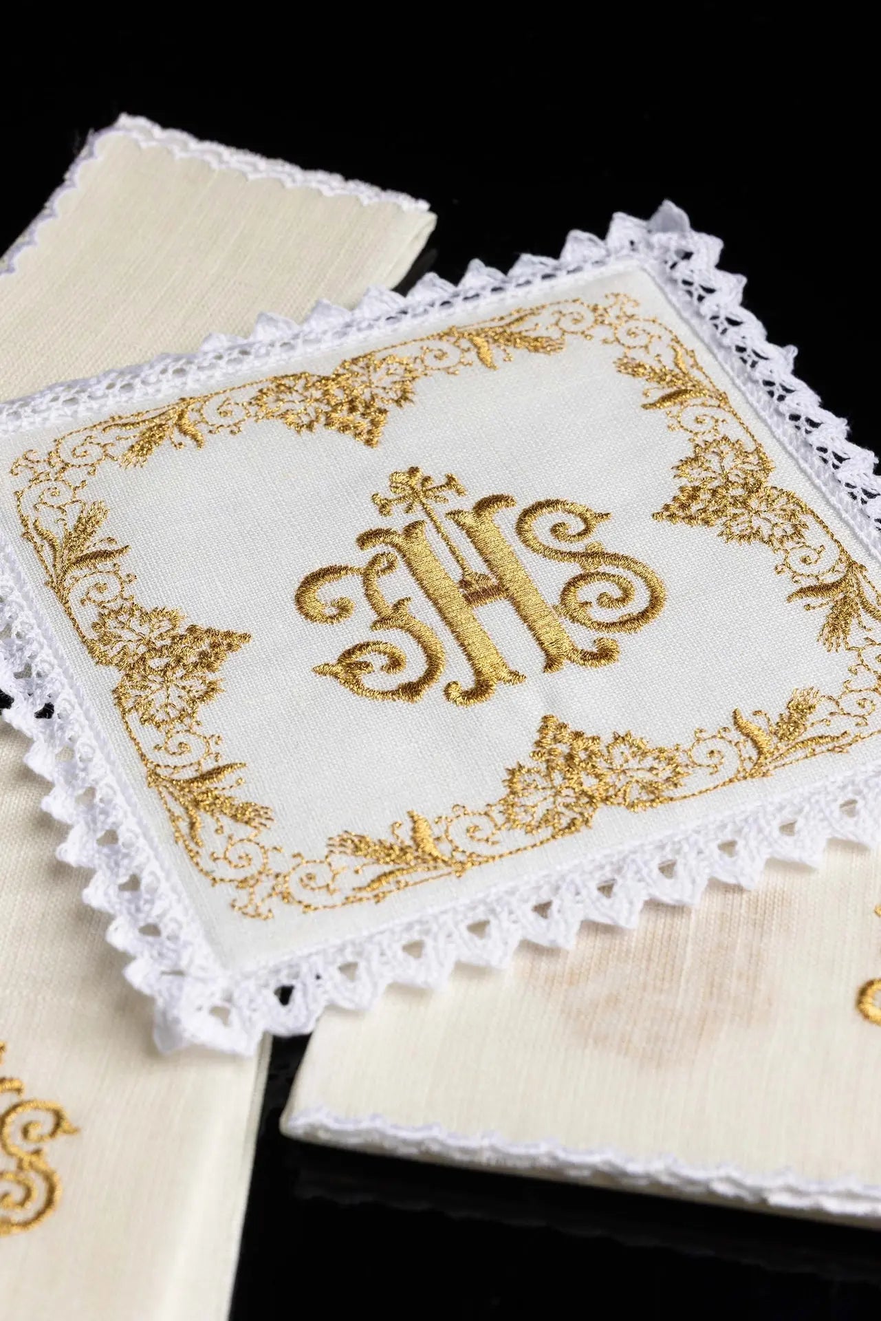 Richly decorated linen chalice linen IHS