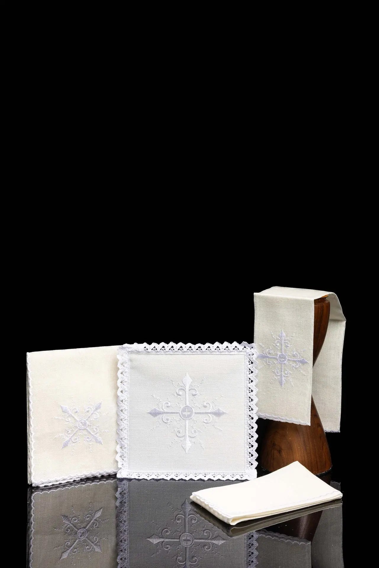 Chalice linen with delicate cross embroidery