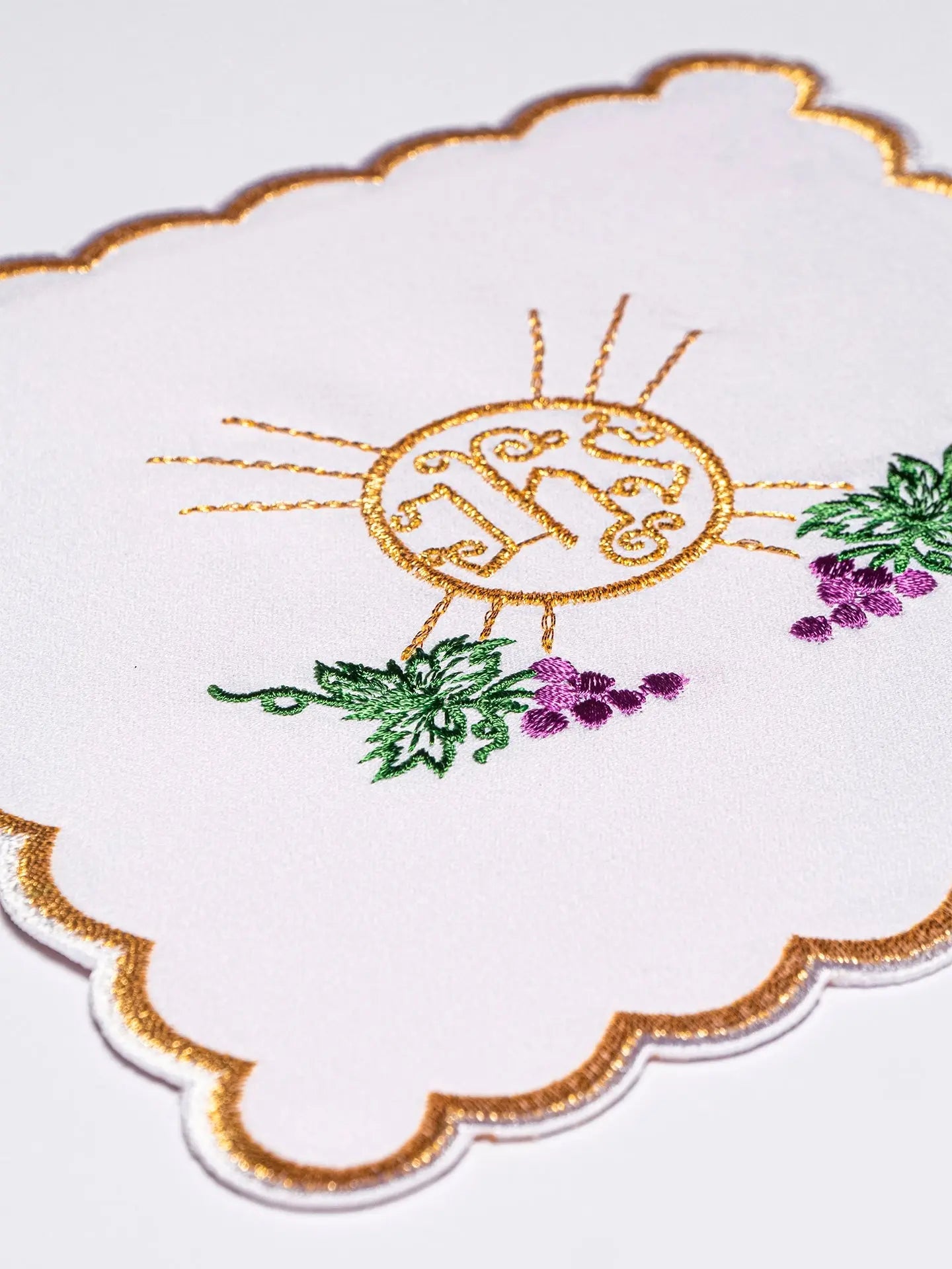 Embroidered chalice linen with grapes IHS