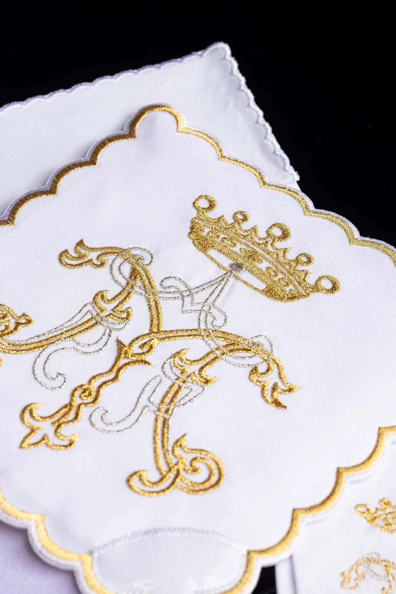 Chalice linen with gold Marian embroidery