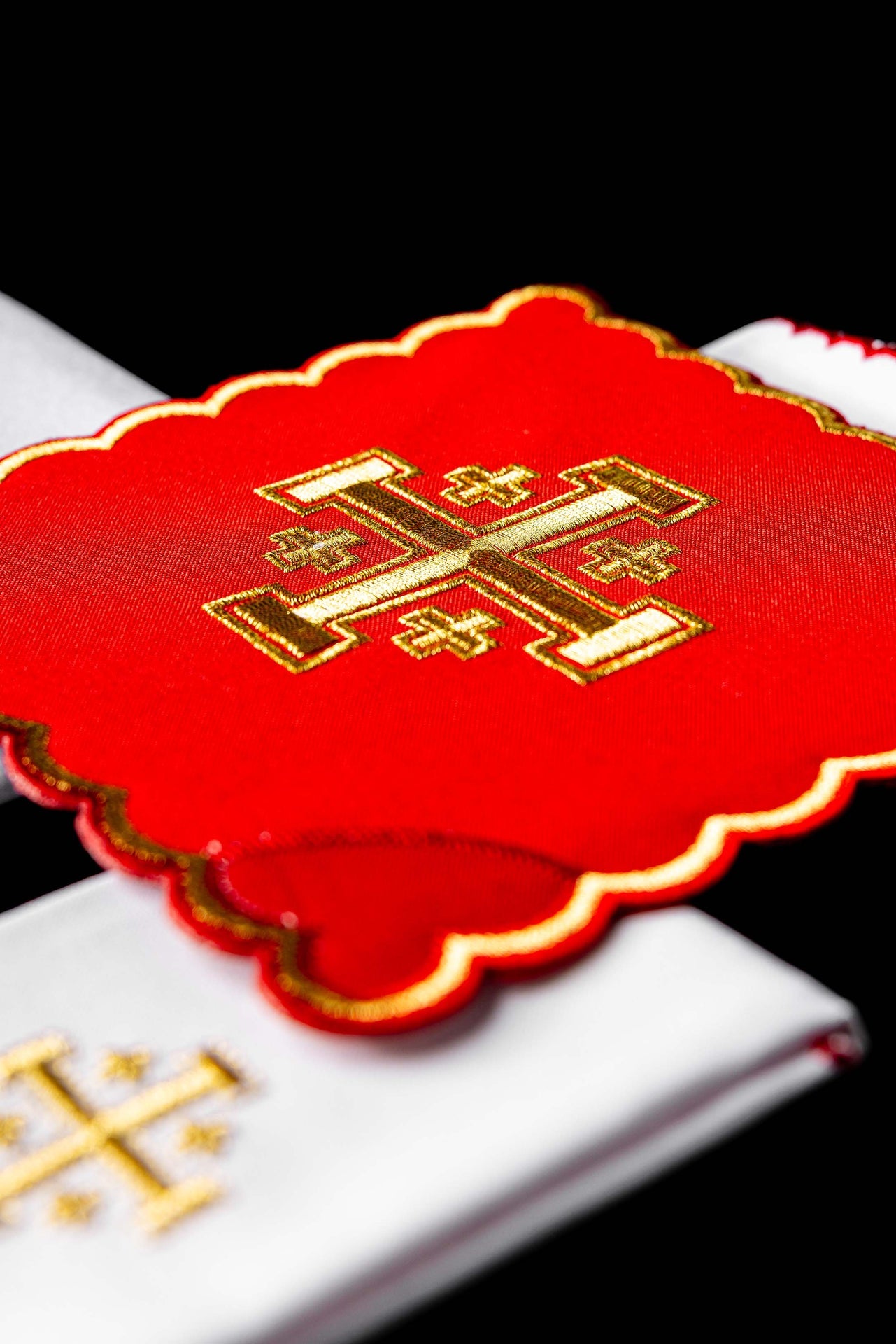 Komplet Kielichowy Haftowany Krzyż Jerozolimski Czerwony - ORNATY.PL