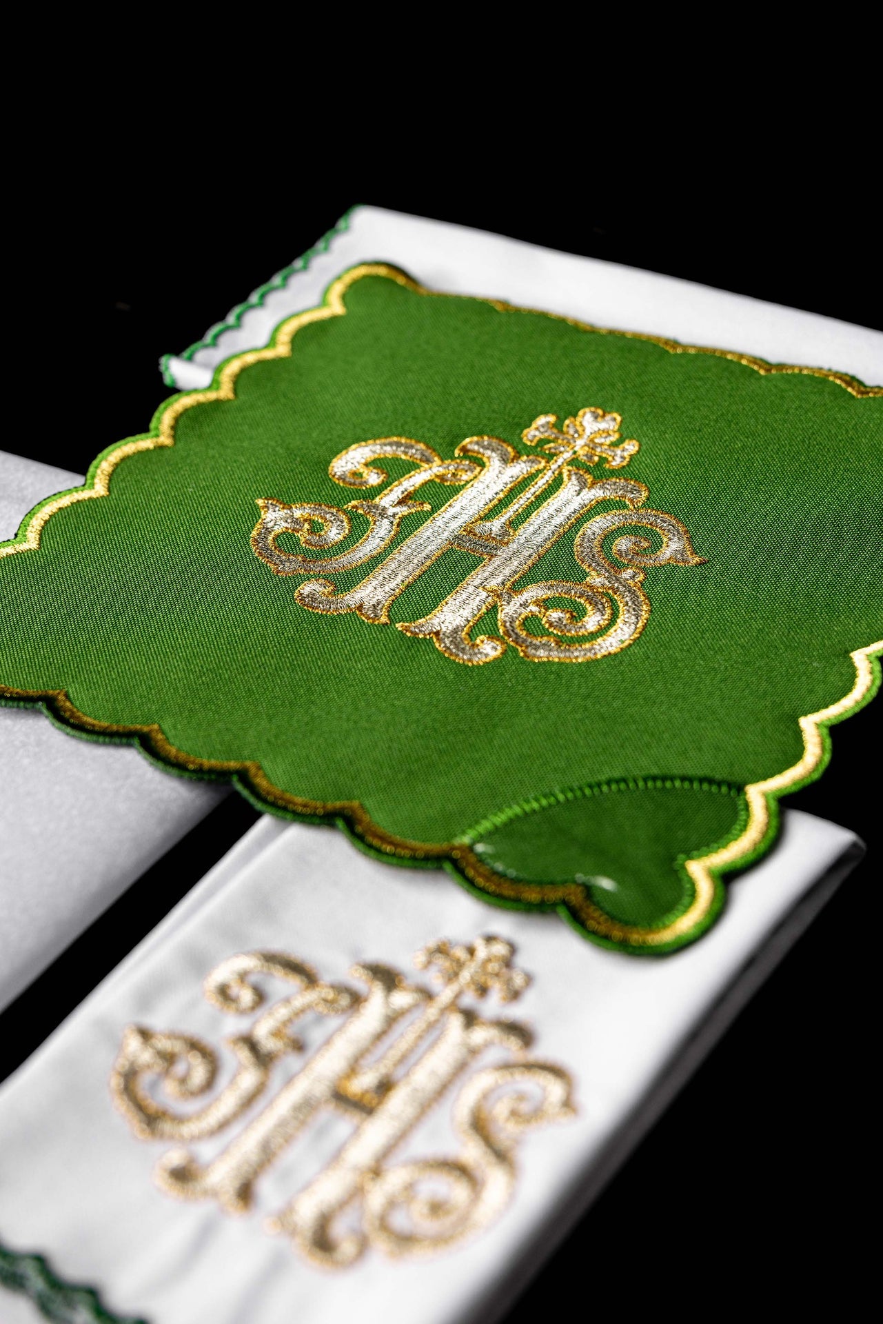 Bielizna kielichowa haftowana IHS zielona palka - ORNATY.PL