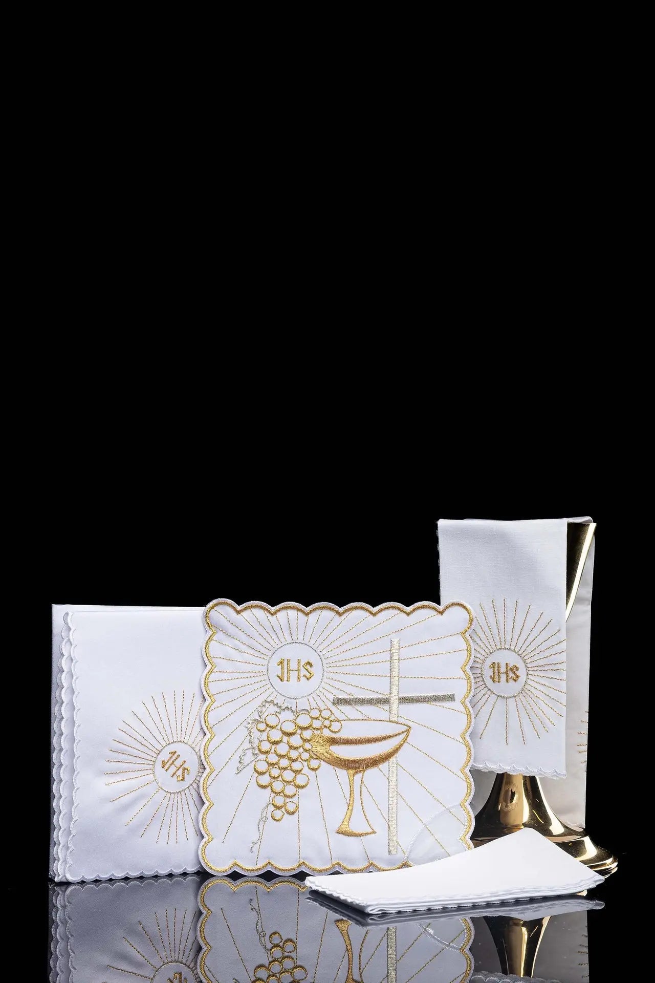 Chalice linen with gold chalice and cross embroidery