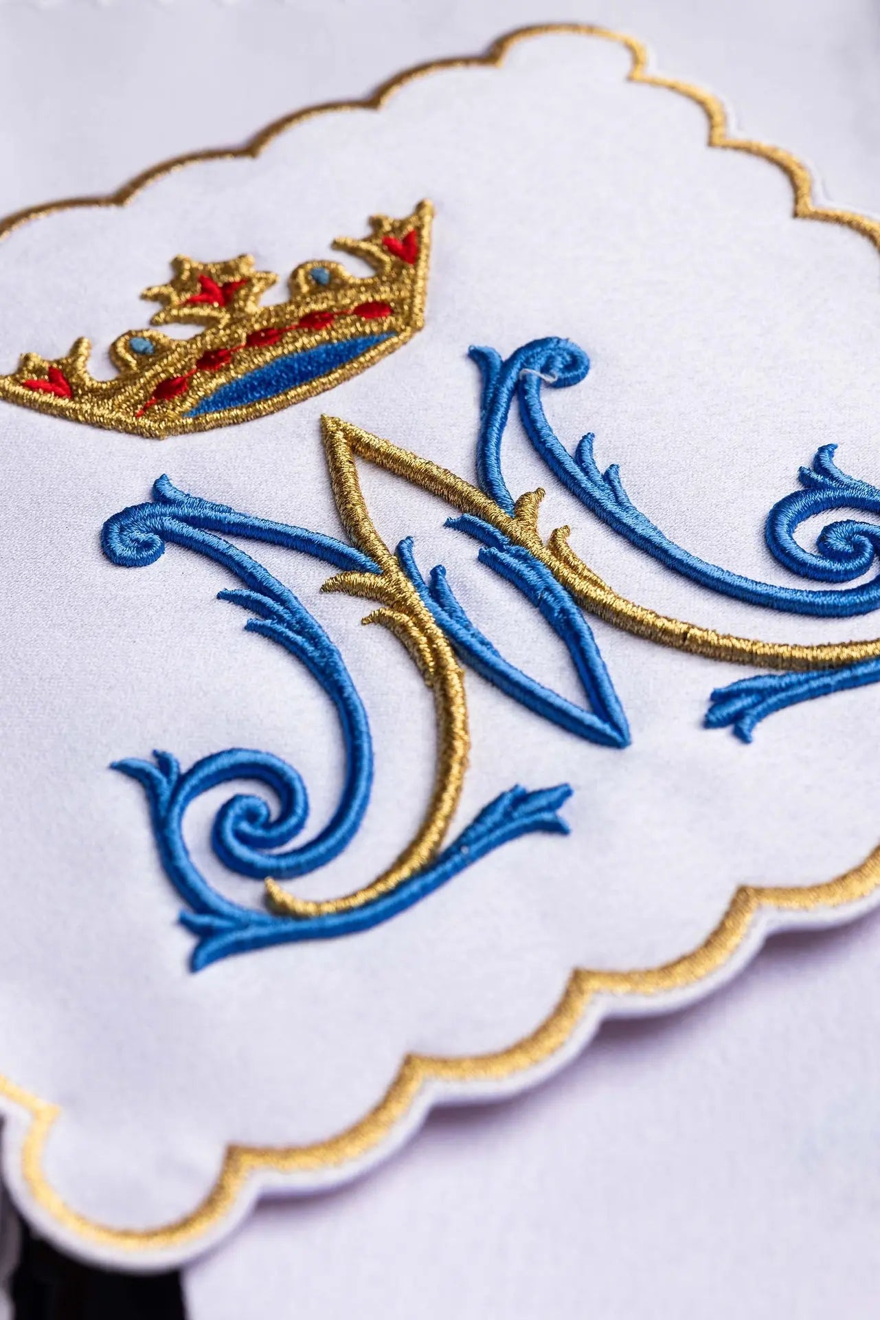 Chalice linen embroidered with a Marian motif