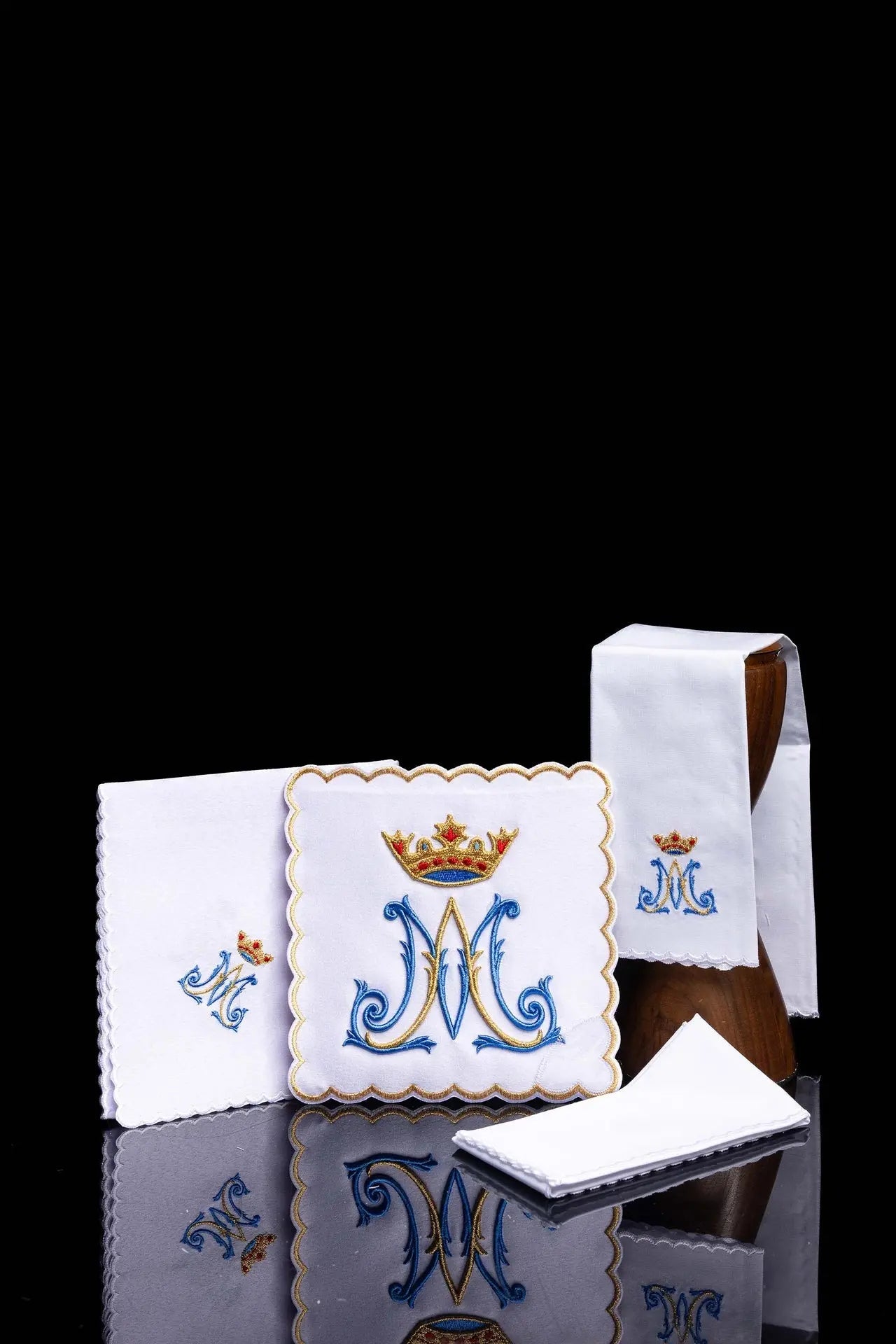 Chalice linen embroidered with a Marian motif