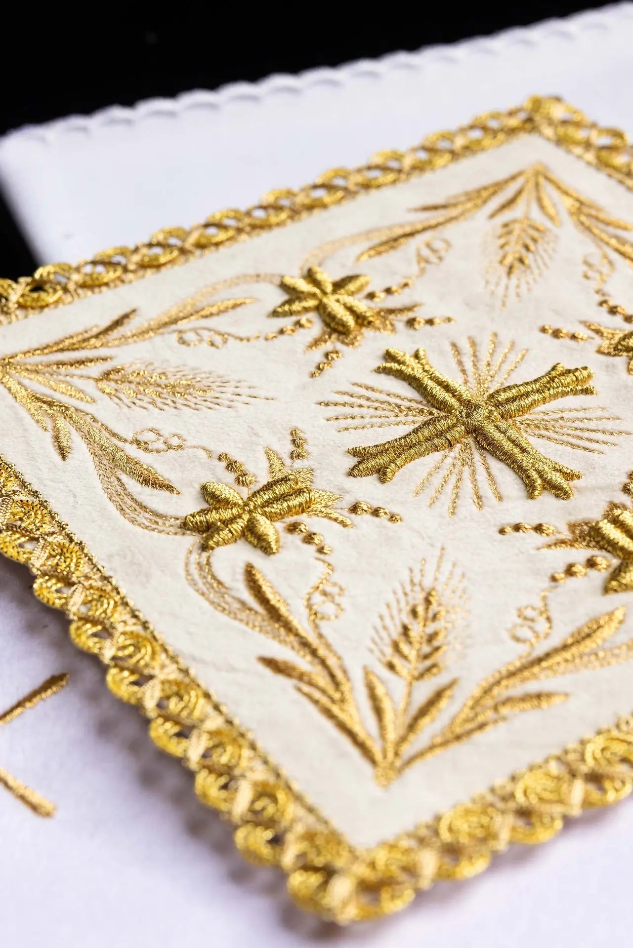 Embroidered velvet cup linen Ecru