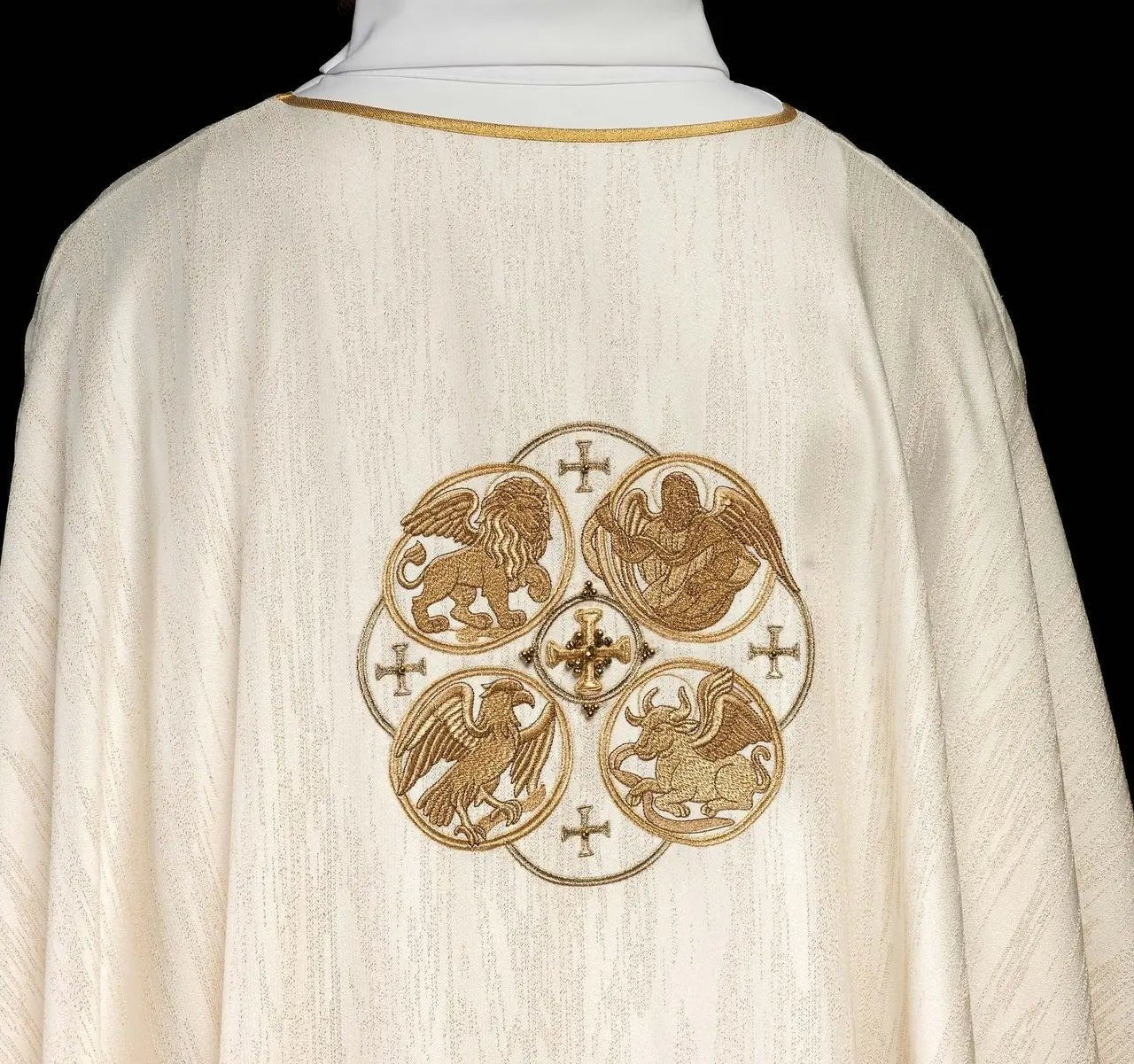 Ecru chasuble with embroidery of the Four Evangelists on decorative fabric