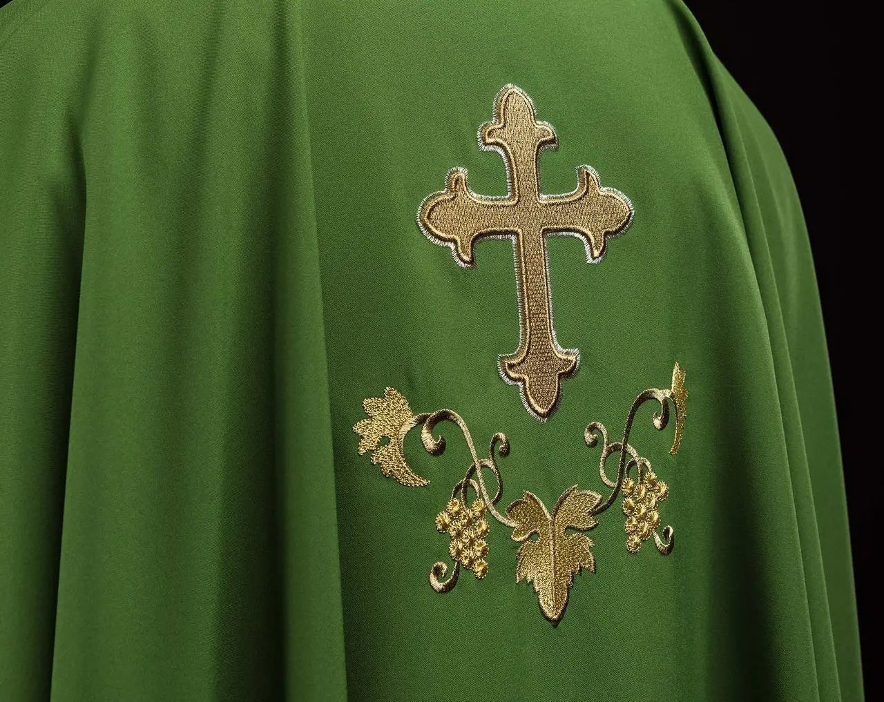 Embroidered chasuble with a cross symbol and wide collar green