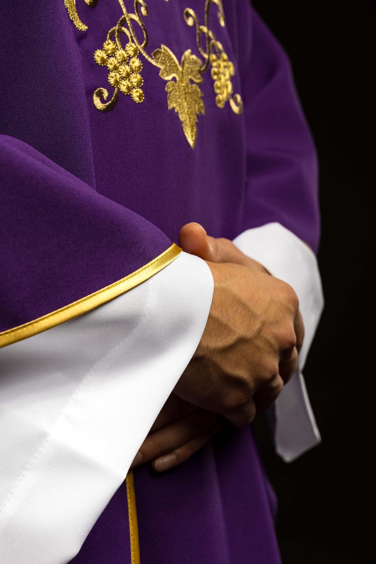 Ornat haftowany z symbolem krzyża i szerokim kołnierzem fioletowy - ORNATY.PL