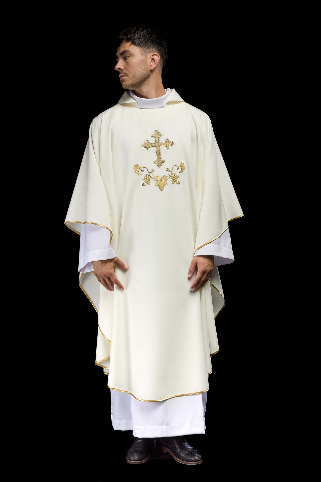 Ornat haftowany z symbolem krzyża i szerokim kołnierzem ecru - ORNATY.PL