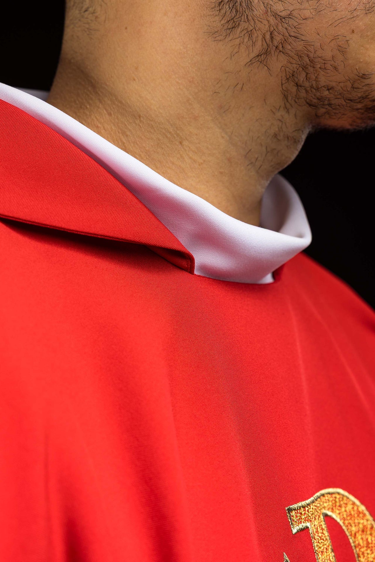 Ornat haftowany z symbolem Alfa i Omega z szerokim kołnierzem czerwony - ORNATY.PL