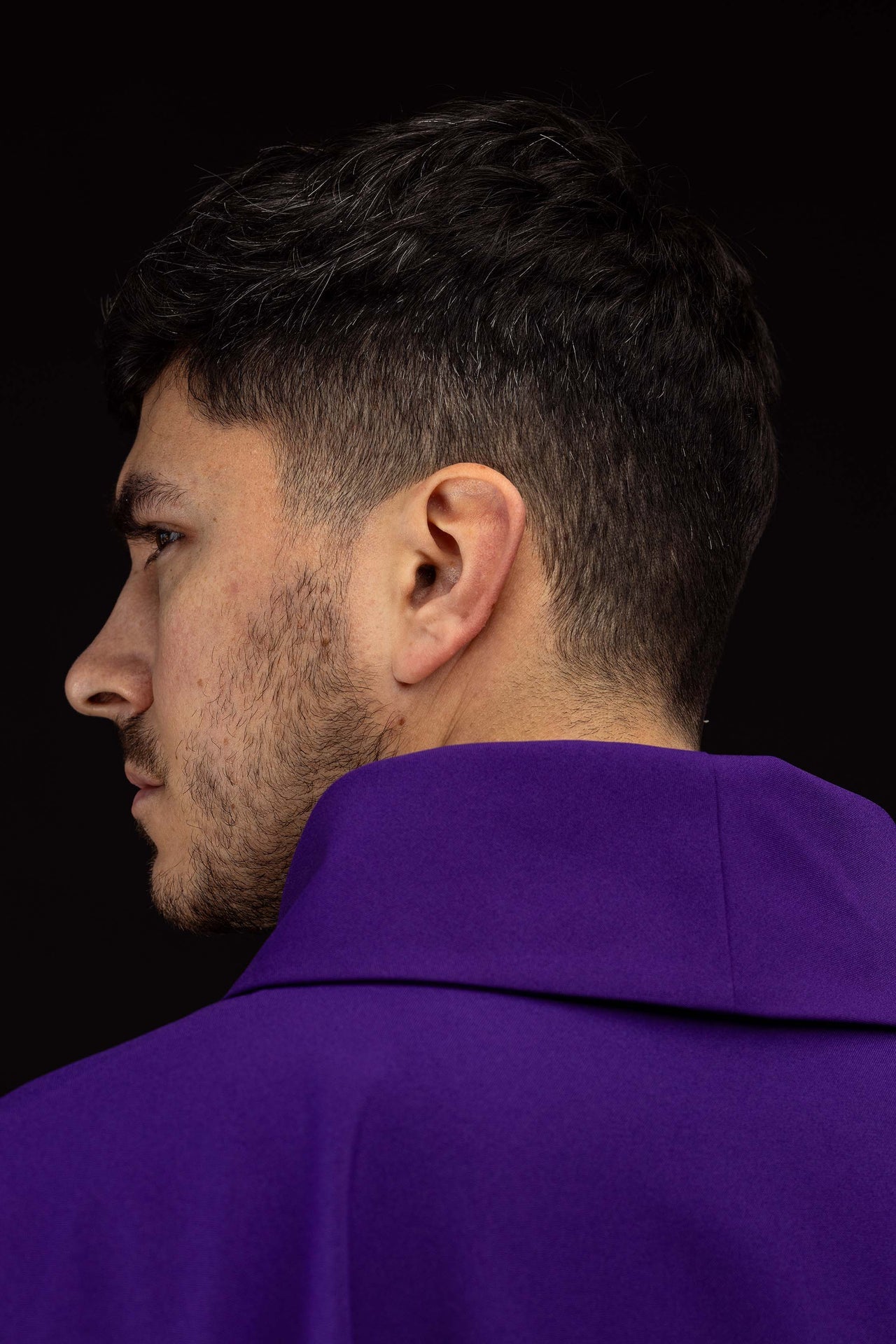 Fioletowy ornat haftowany z motywem IHS - ORNATY.PL