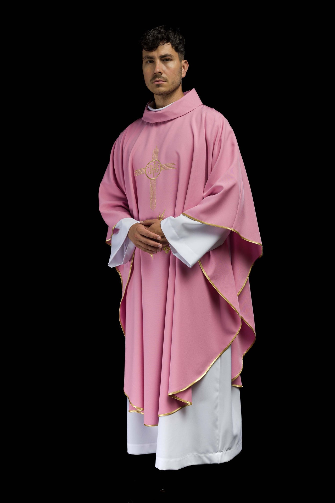 Ornat haftowany z złotym wzorem w kolorze różowym - ORNATY.PL