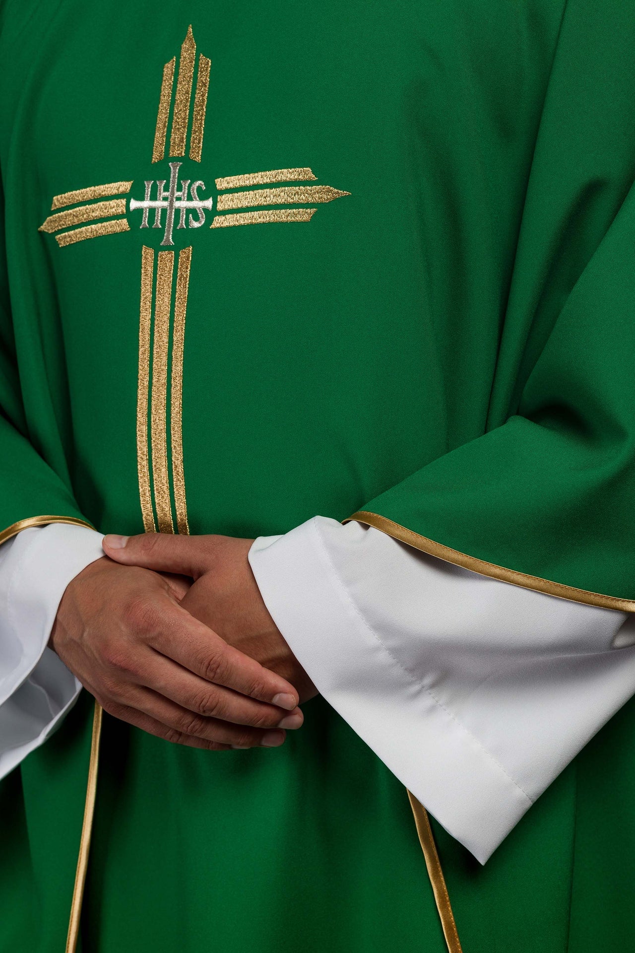 Zielony ornat haftowany z Krzyżem IHS - ORNATY.PL