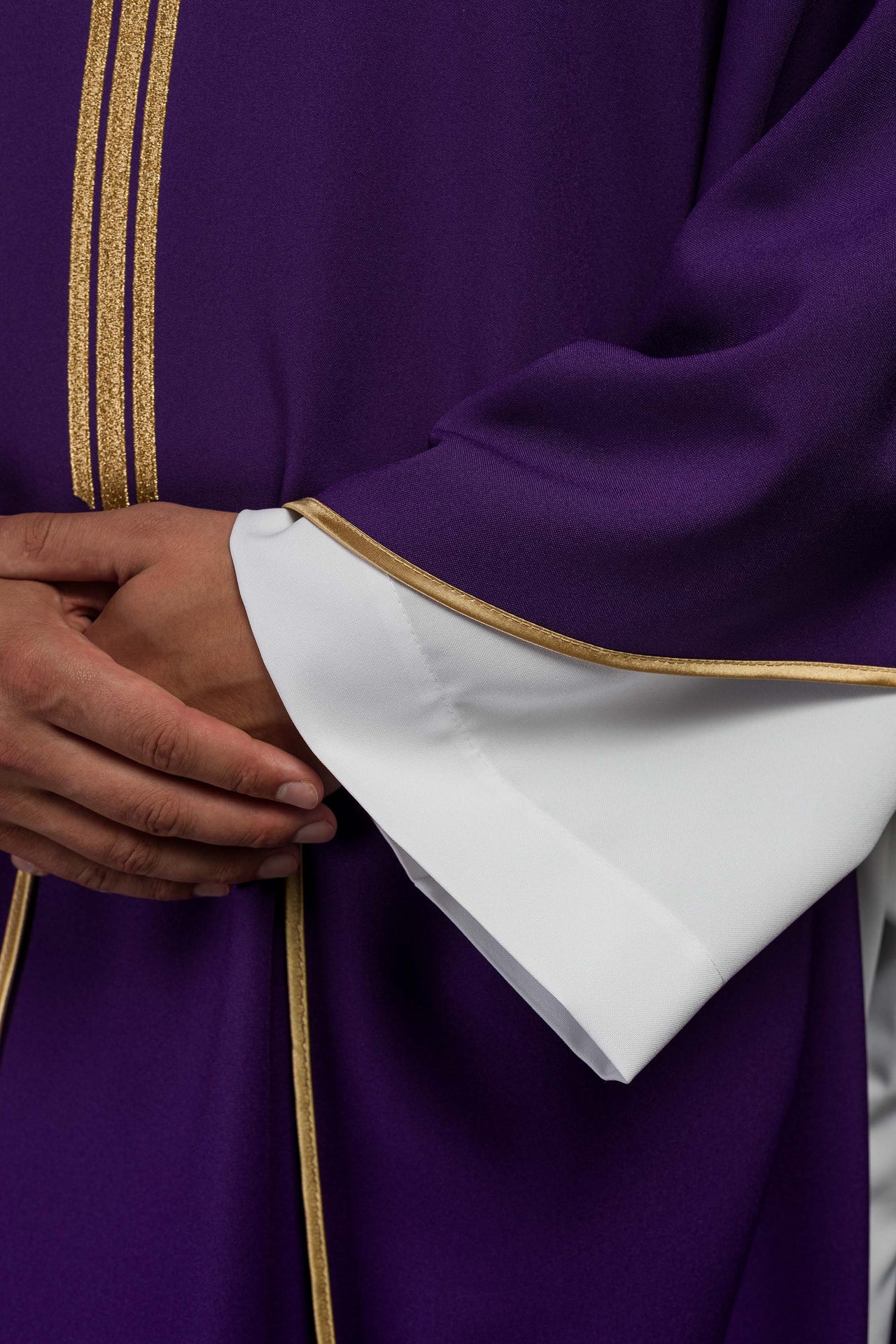 Fioletowy ornat haftowany z Krzyżem IHS - ORNATY.PL