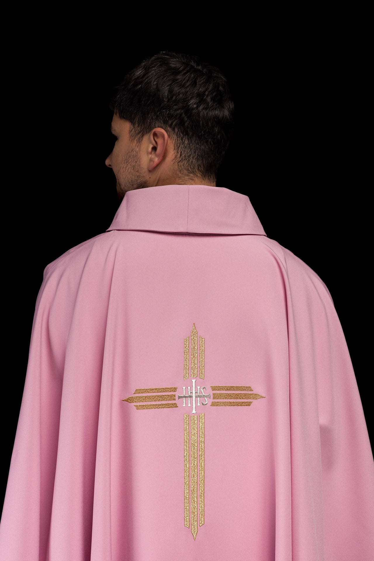 Różowy ornat z złotym haftem IHS - ORNATY.PL