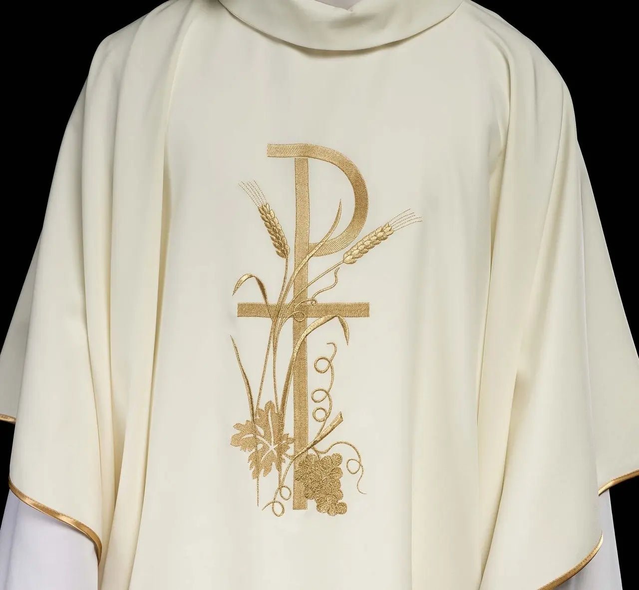Embroidered chasuble in ecru