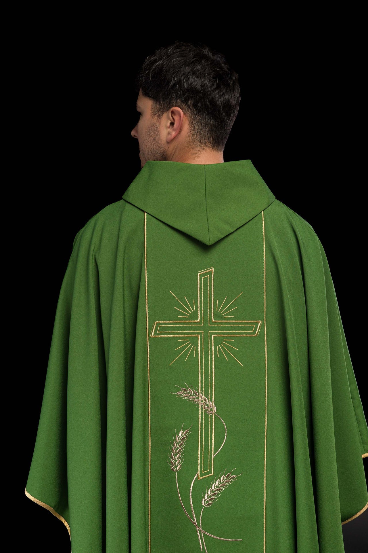 Zielony ornat z szerokim haftowanym złotym pasem Krzyż IHS - ORNATY.PL