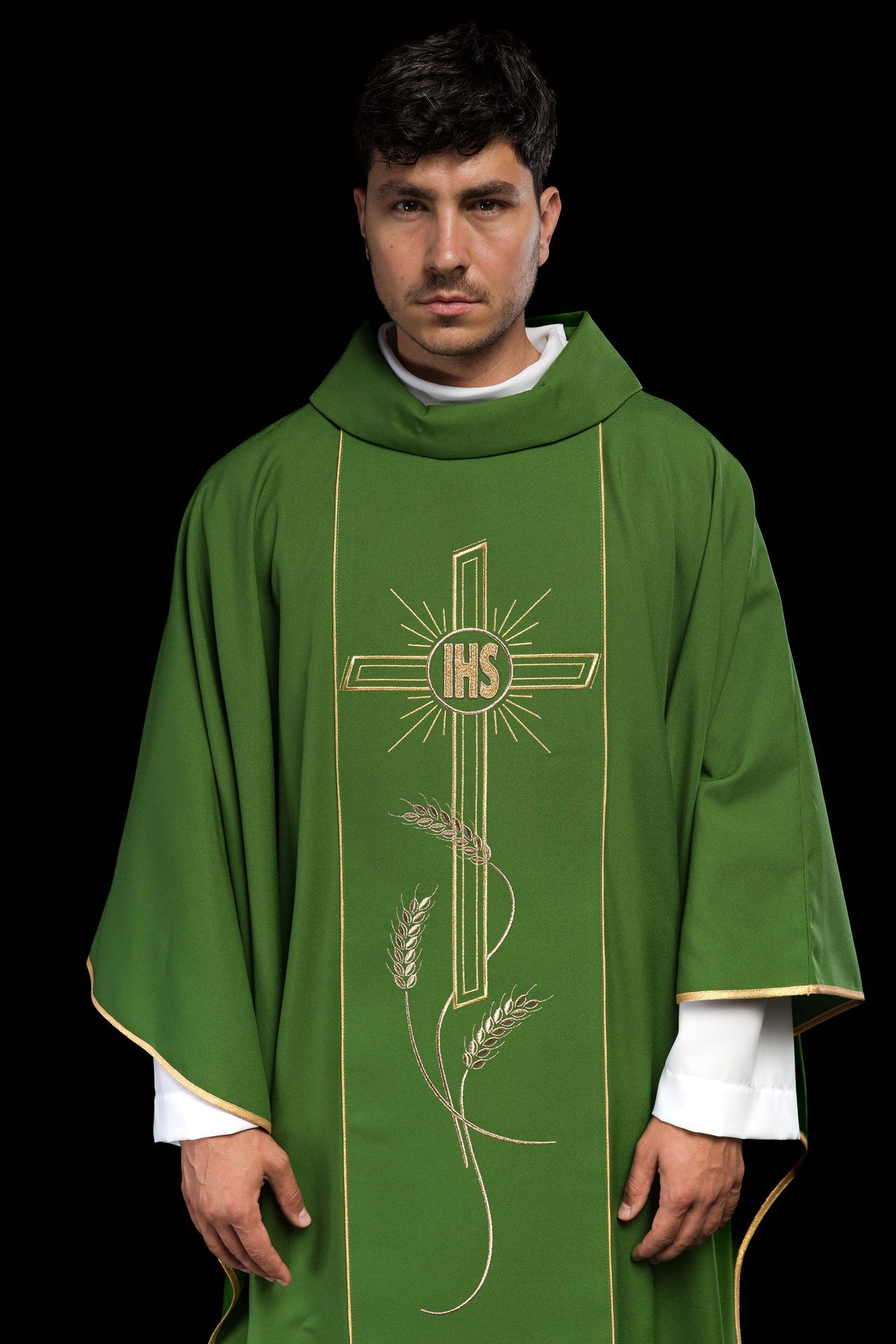 Zielony ornat z szerokim haftowanym złotym pasem Krzyż IHS - ORNATY.PL