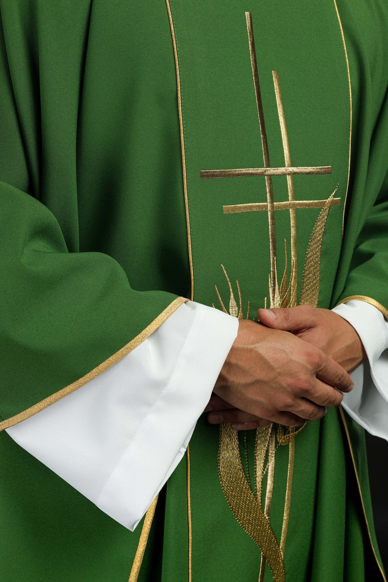 Zielony ornat haftowany motywami krzyża i kłosów - ORNATY.PL