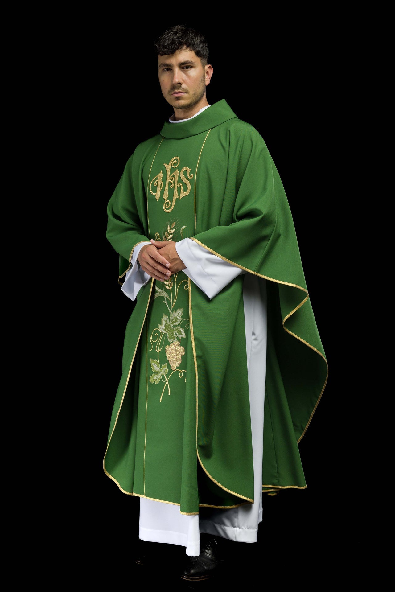 Zielony ornat na pasie z haftem IHS, kłosy i winogrona - ORNATY.PL
