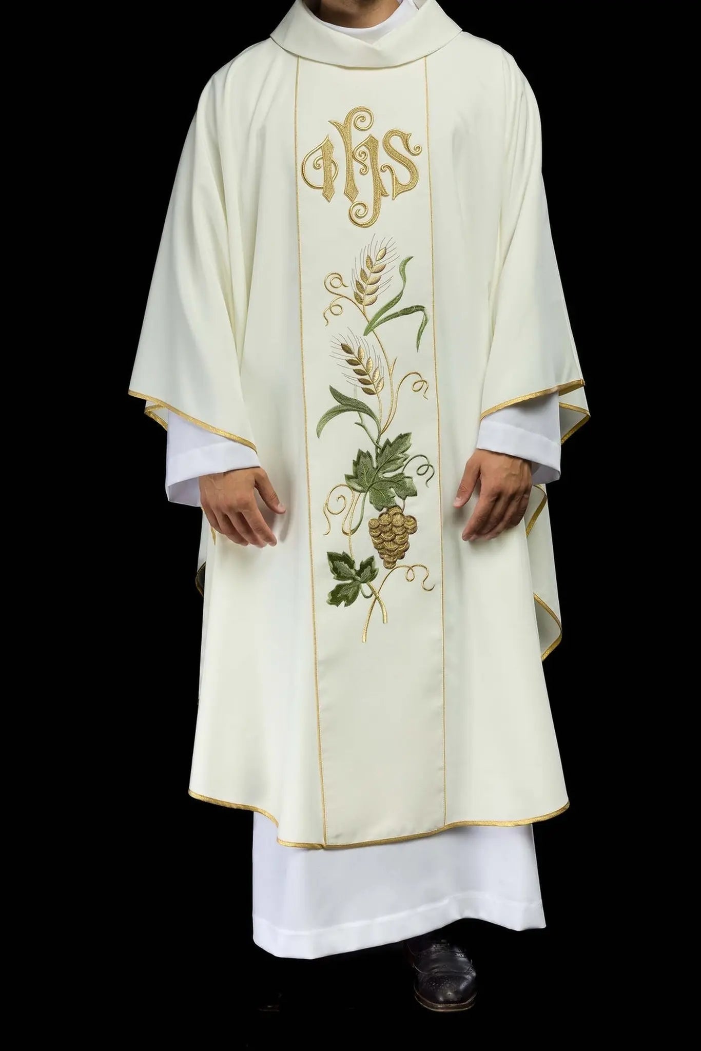 Belt chasuble embroidered with IHS symbol, ears and grapes ecru