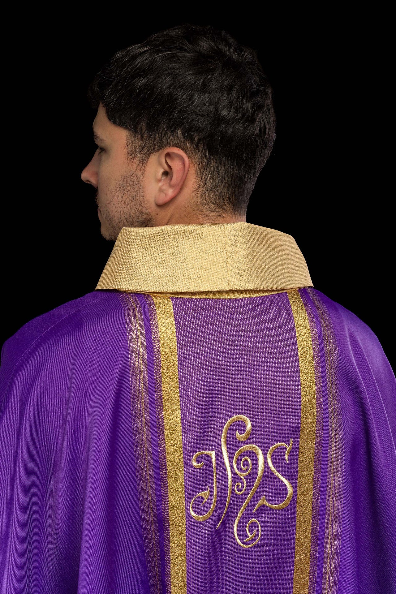 Fioletowy ornat haftowany z wzorem IHS ze złoceniami - ORNATY.PL