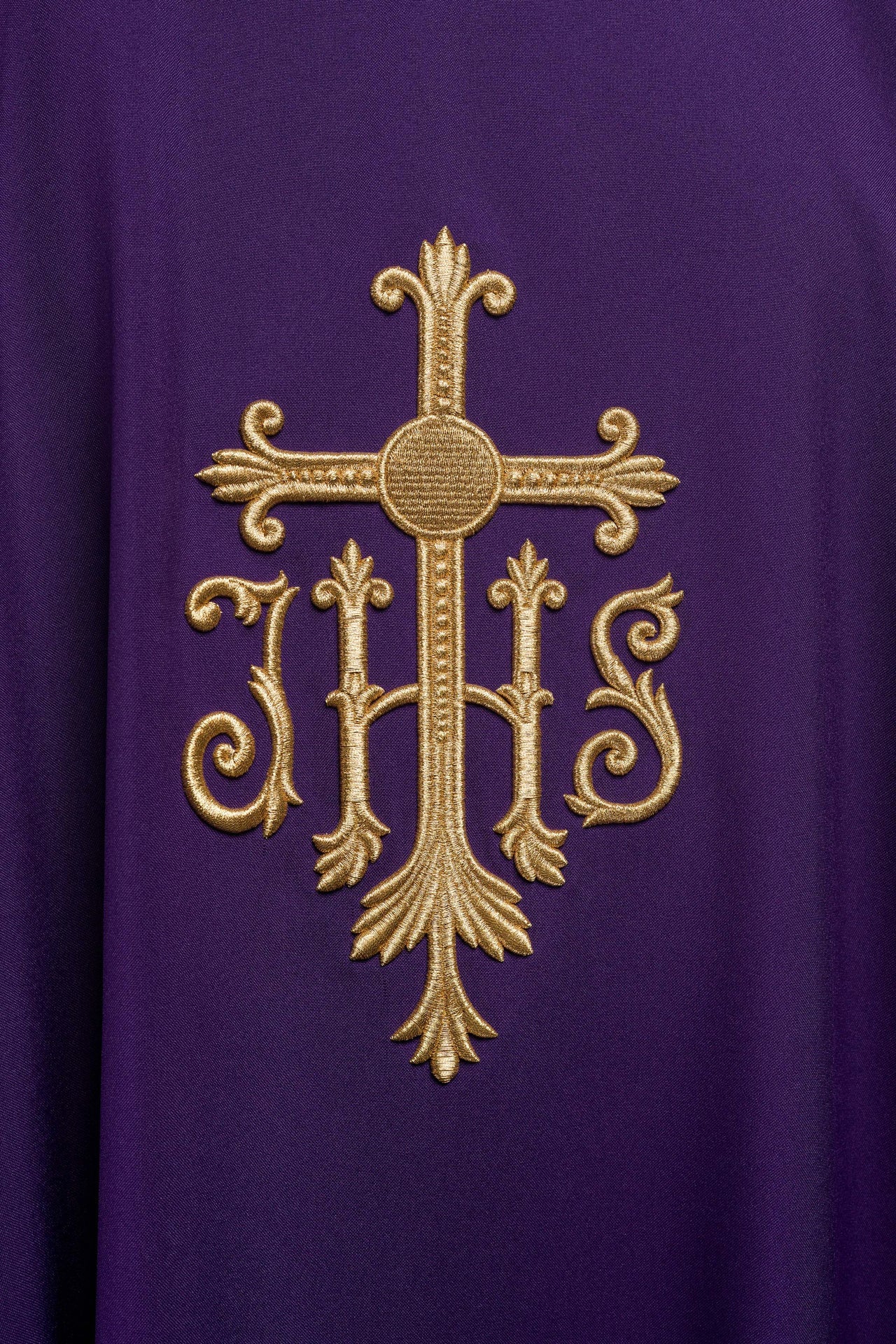 Fioletowy ornat haftowany z krzyżem i ihs - ORNATY.PL
