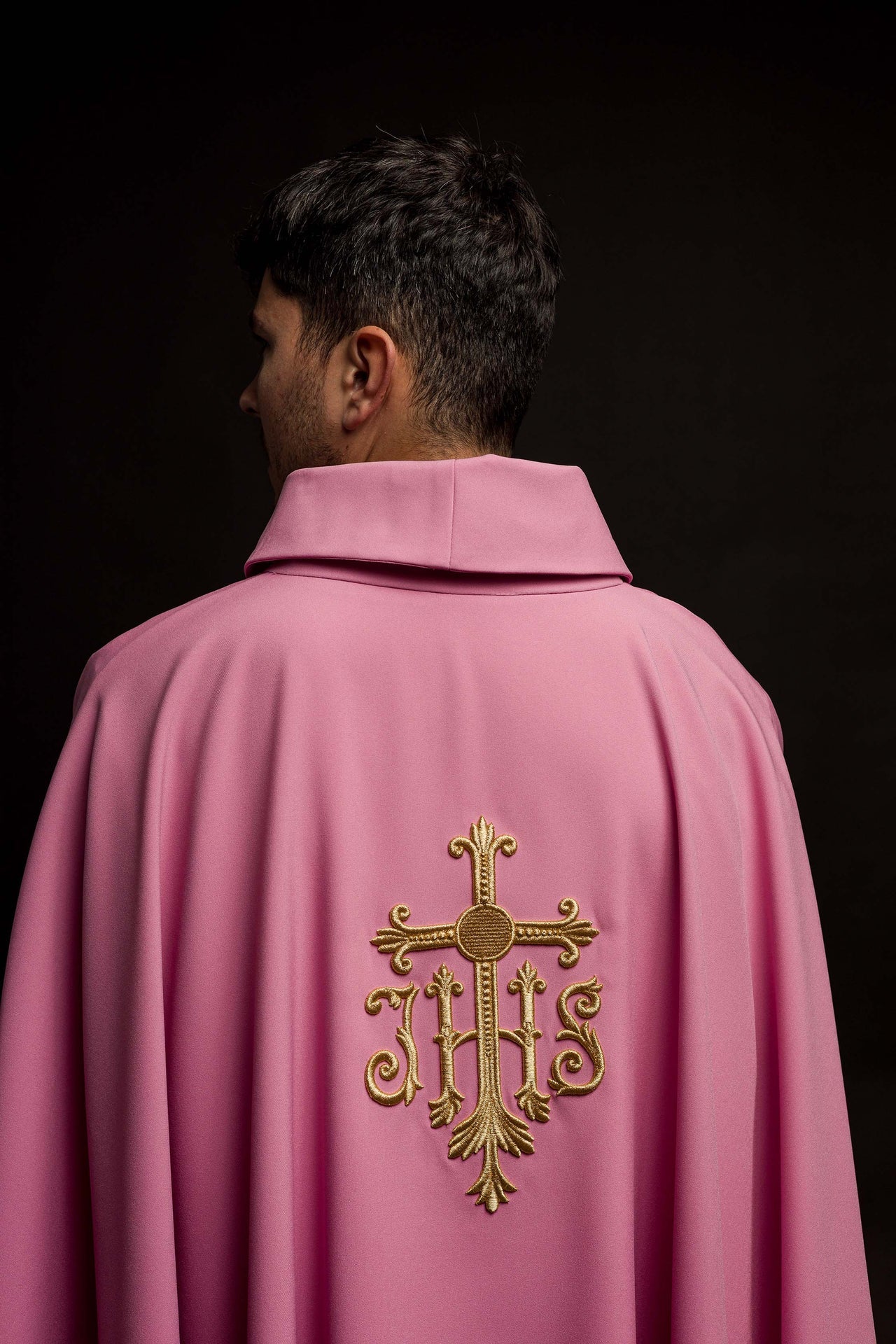 Ornat różowy z wypukłym haftem JHS - ORNATY.PL
