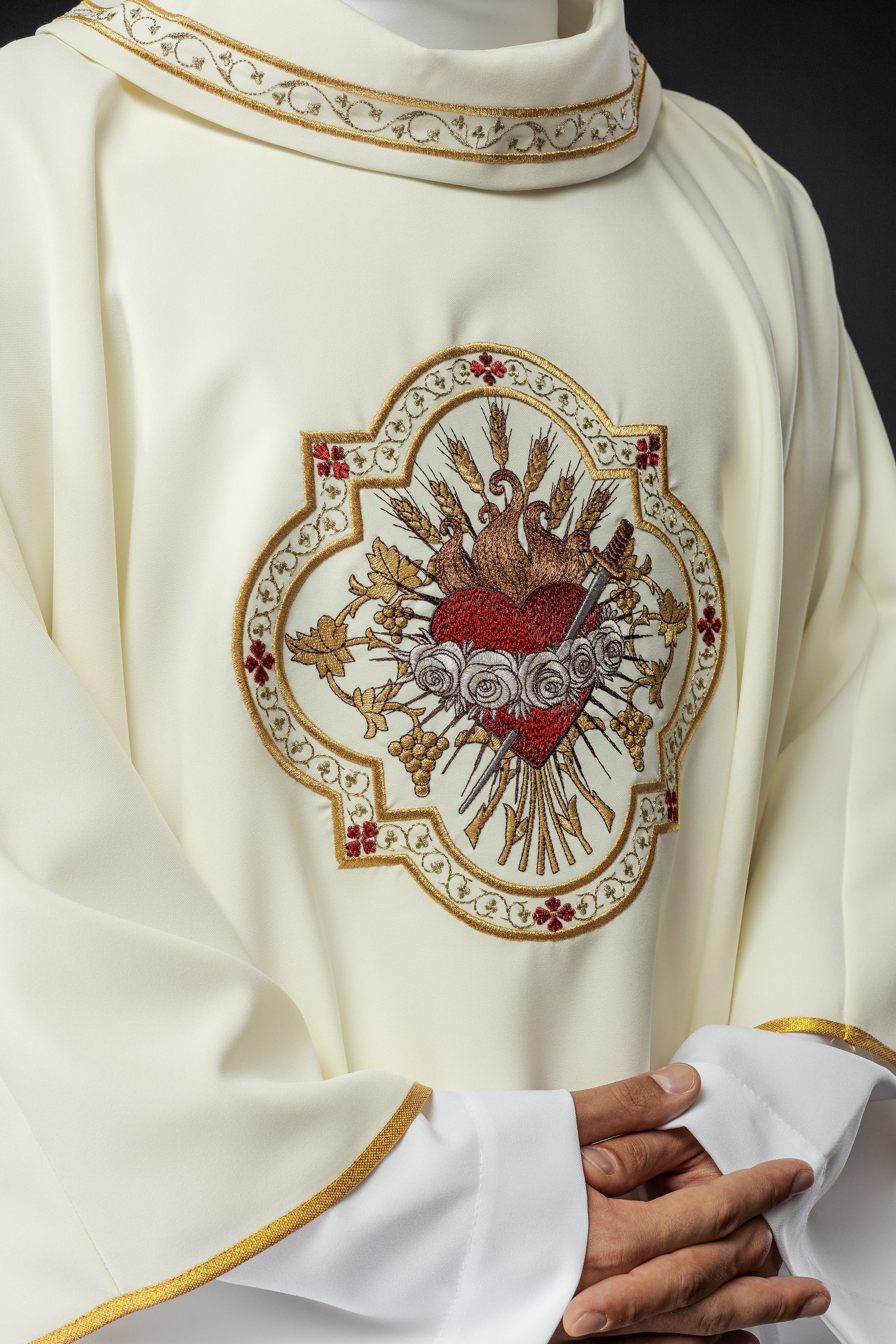 Embroidered chasuble with the motif of the Heart of Mary