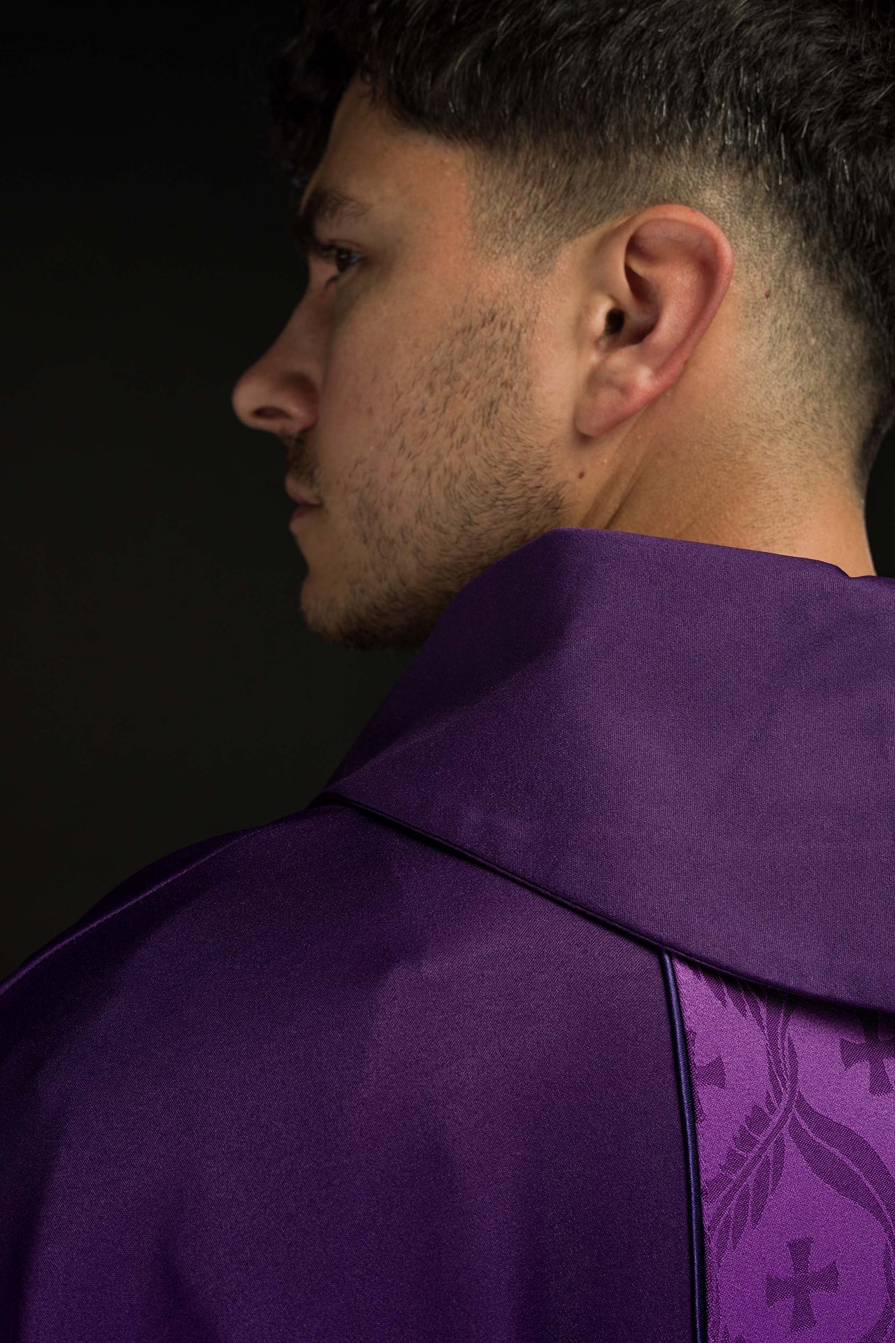 Ornat fioletowy z żakardowym pasem w krzyże - ORNATY.PL