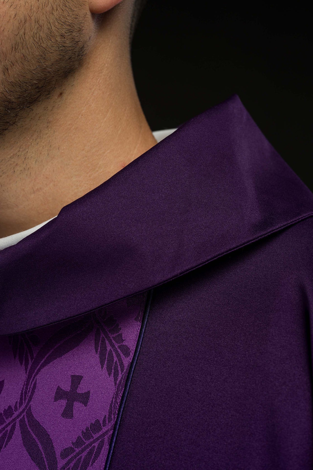 Ornat fioletowy z żakardowym pasem w krzyże - ORNATY.PL