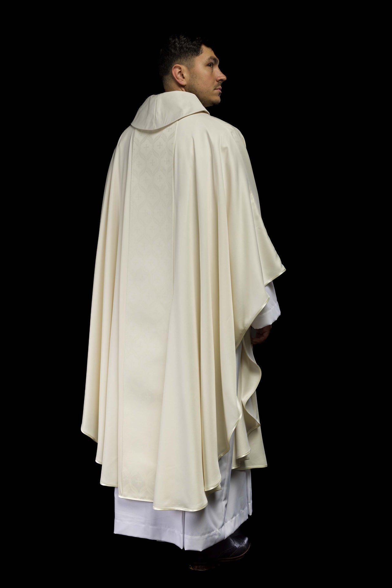 Ornat ecru z żakardowym pasem w krzyże - ORNATY.PL