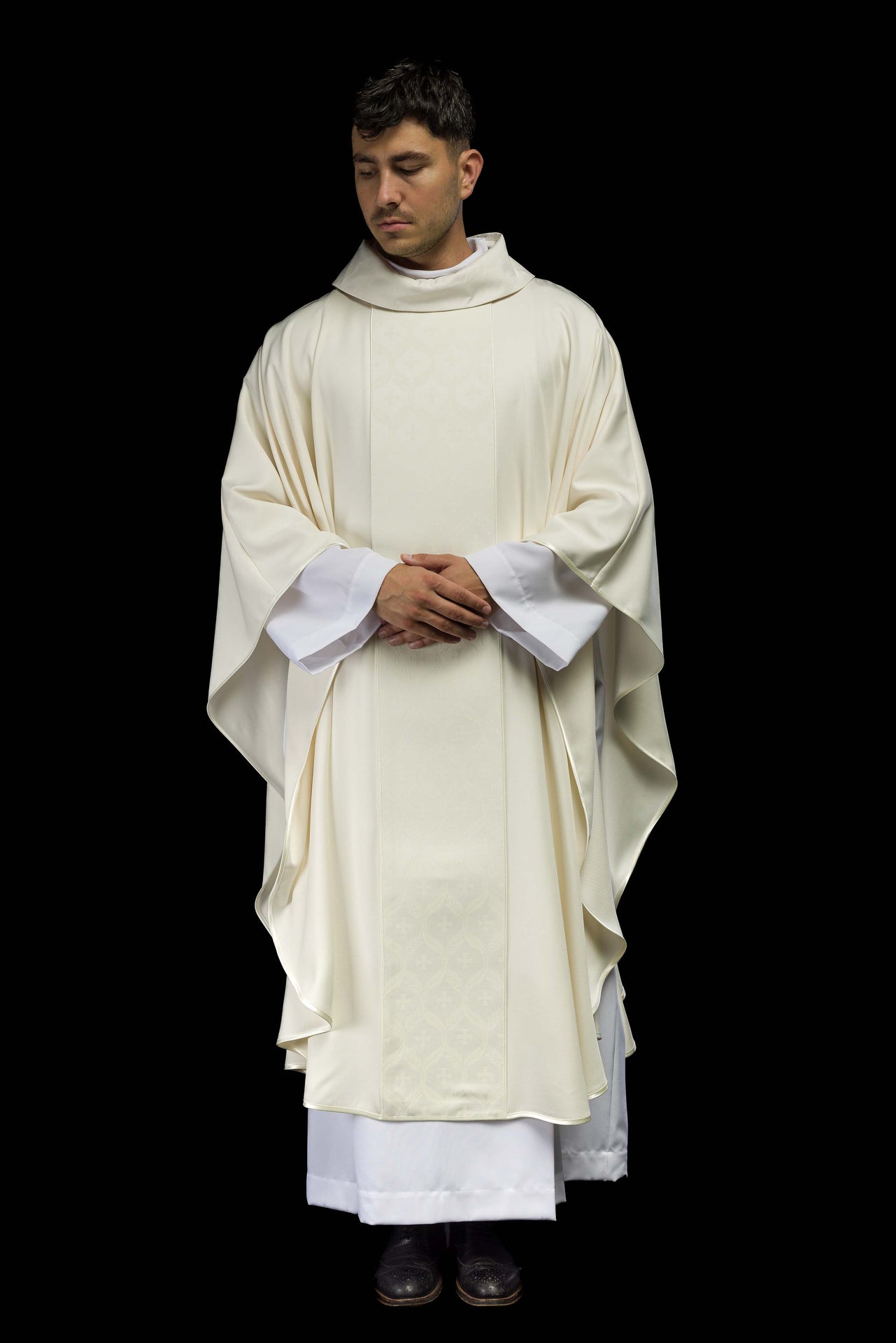 Ornat ecru z żakardowym pasem w krzyże - ORNATY.PL