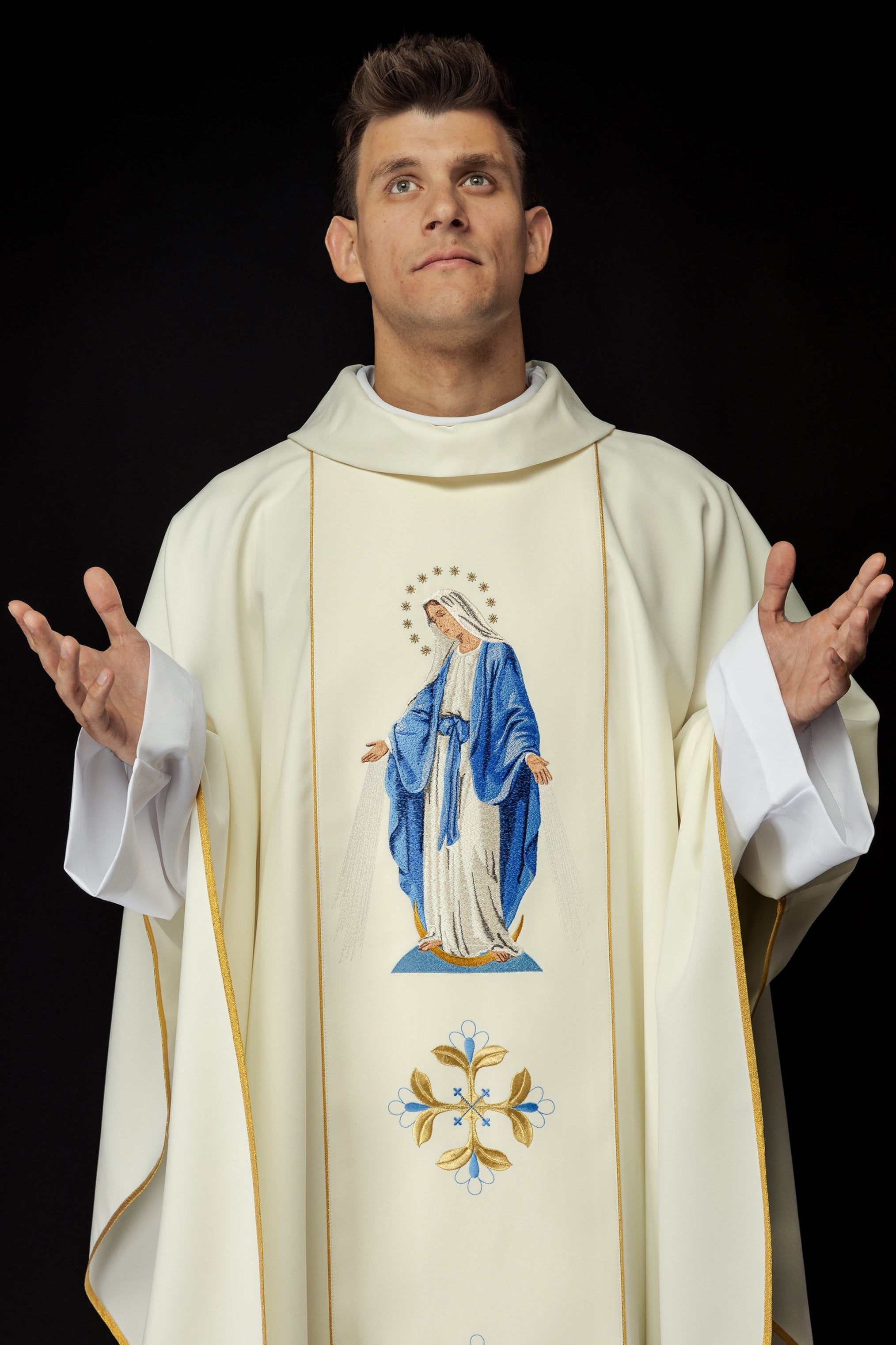 Embroidered chasuble with the image of Our Lady Immaculate