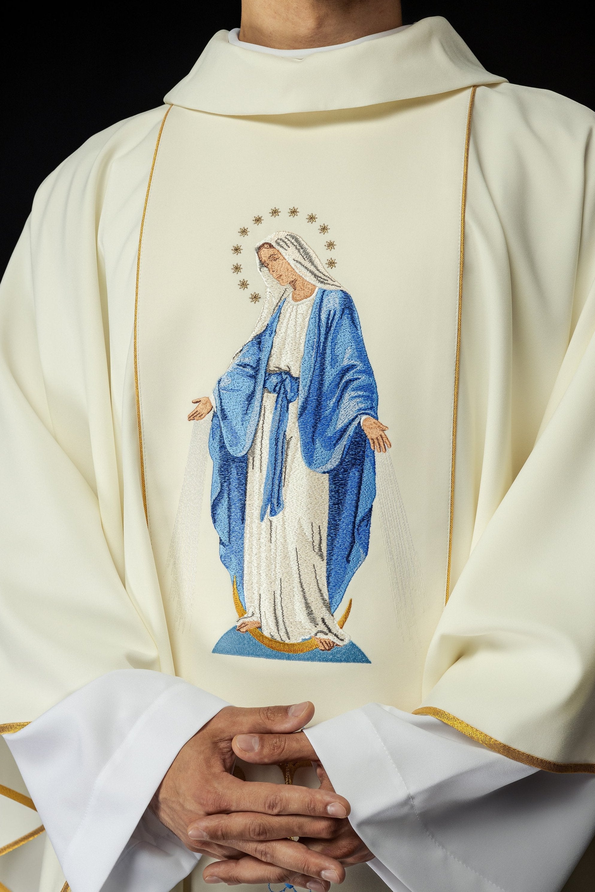 Embroidered chasuble with the image of Our Lady Immaculate