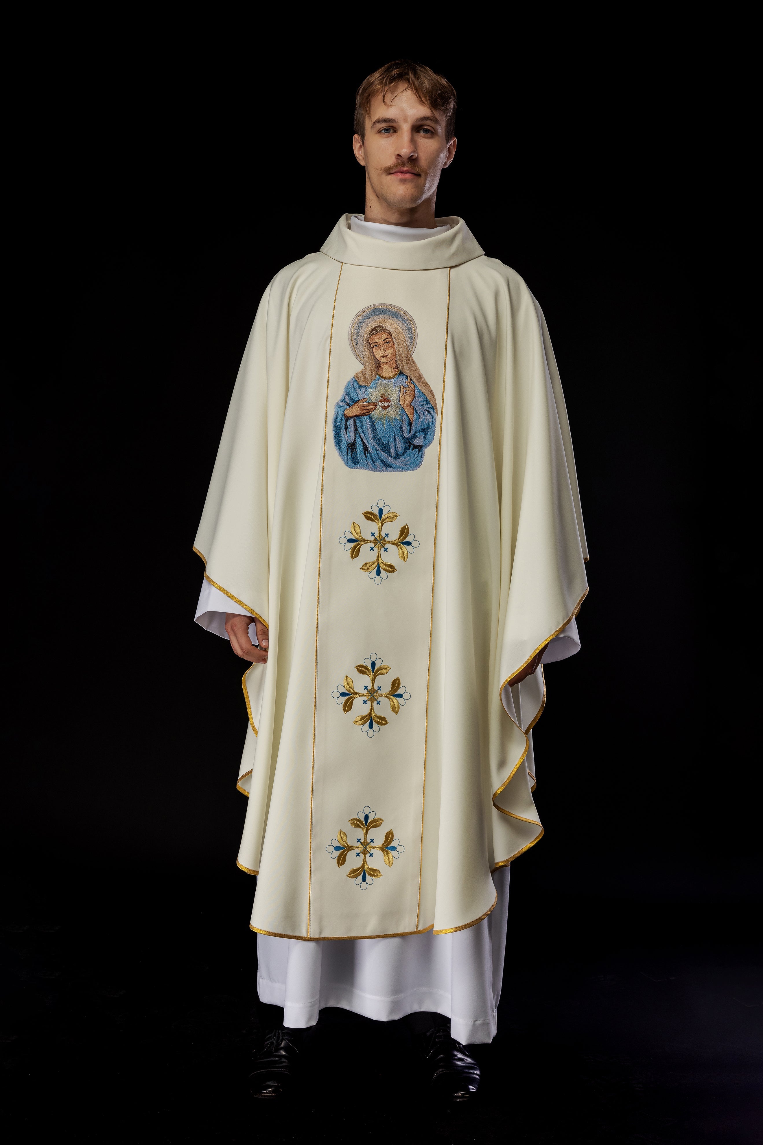 Embroidered chasuble with an image of the Heart of Mary