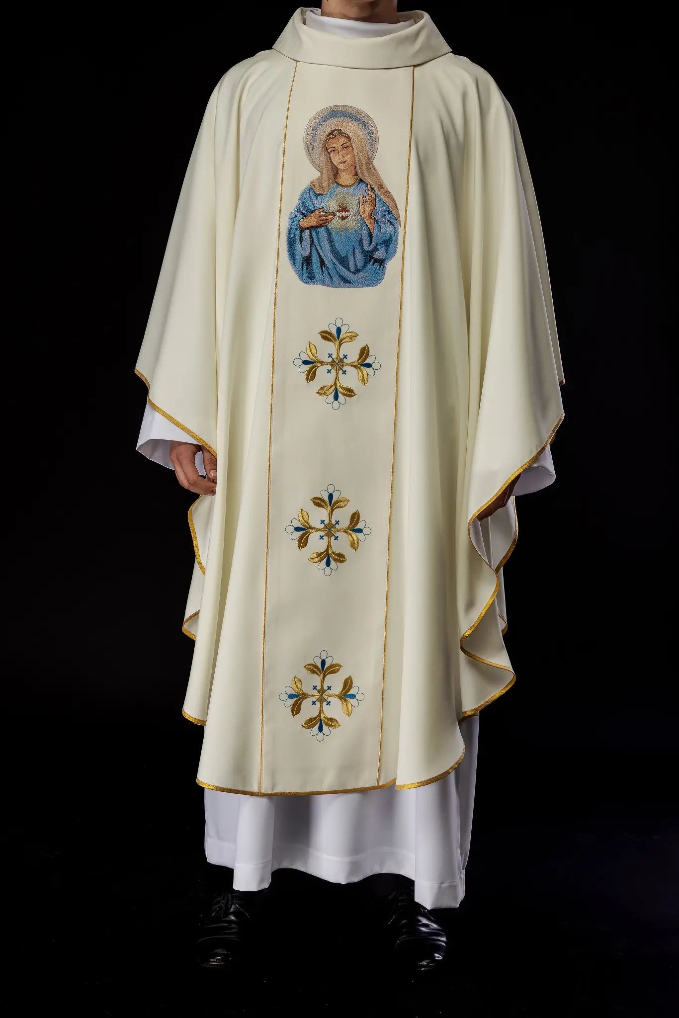Embroidered chasuble with an image of the Heart of Mary