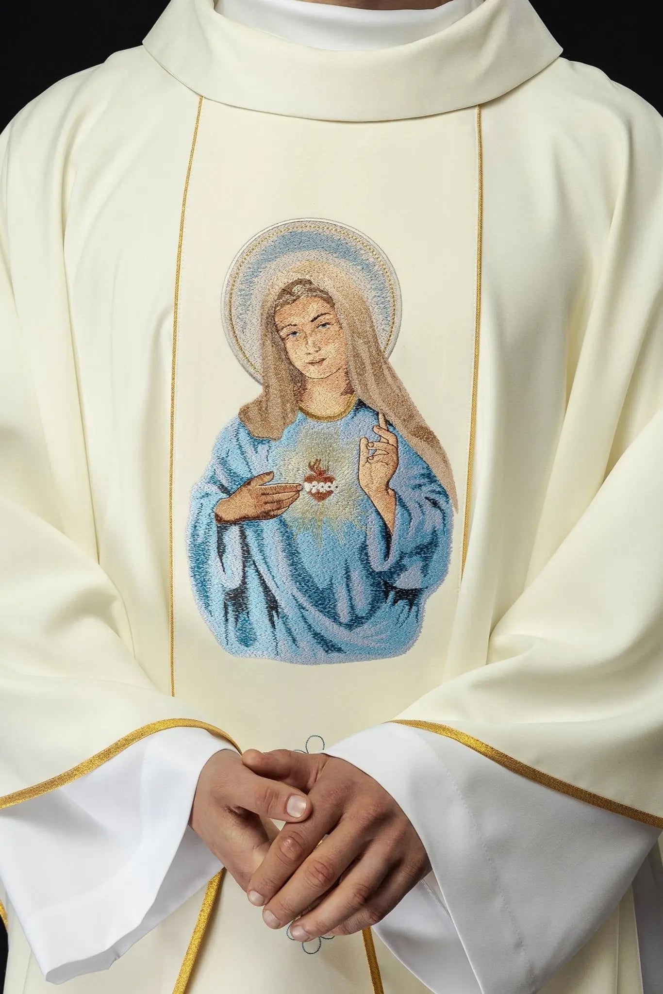 Embroidered chasuble with an image of the Heart of Mary