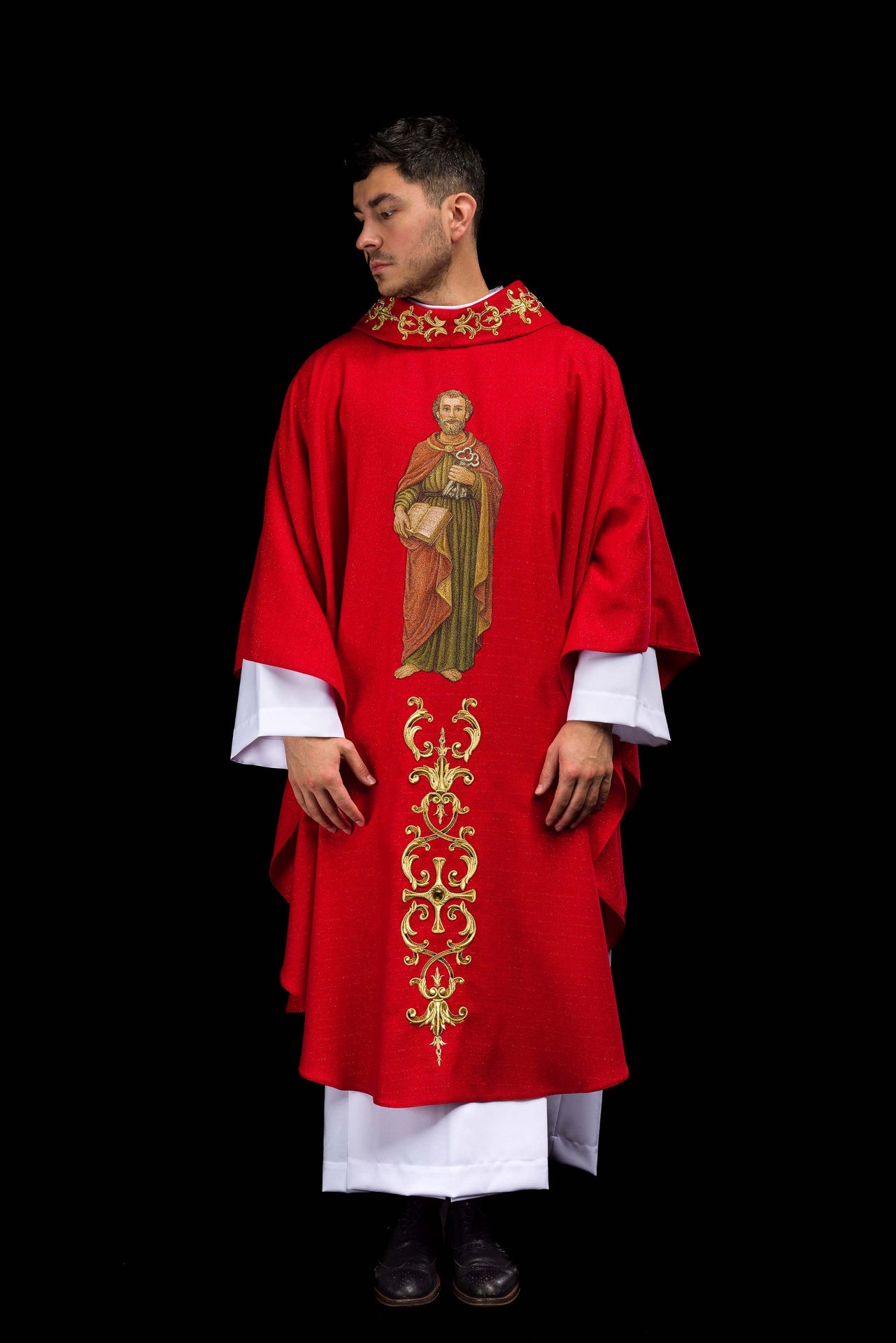 Ornat bogato haftowany z wizerunkiem Świętego Piotra Czerwony - ORNATY.PL